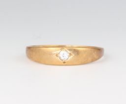 An 18ct yellow gold gypsy ring set a diamond, size T, 2.9g