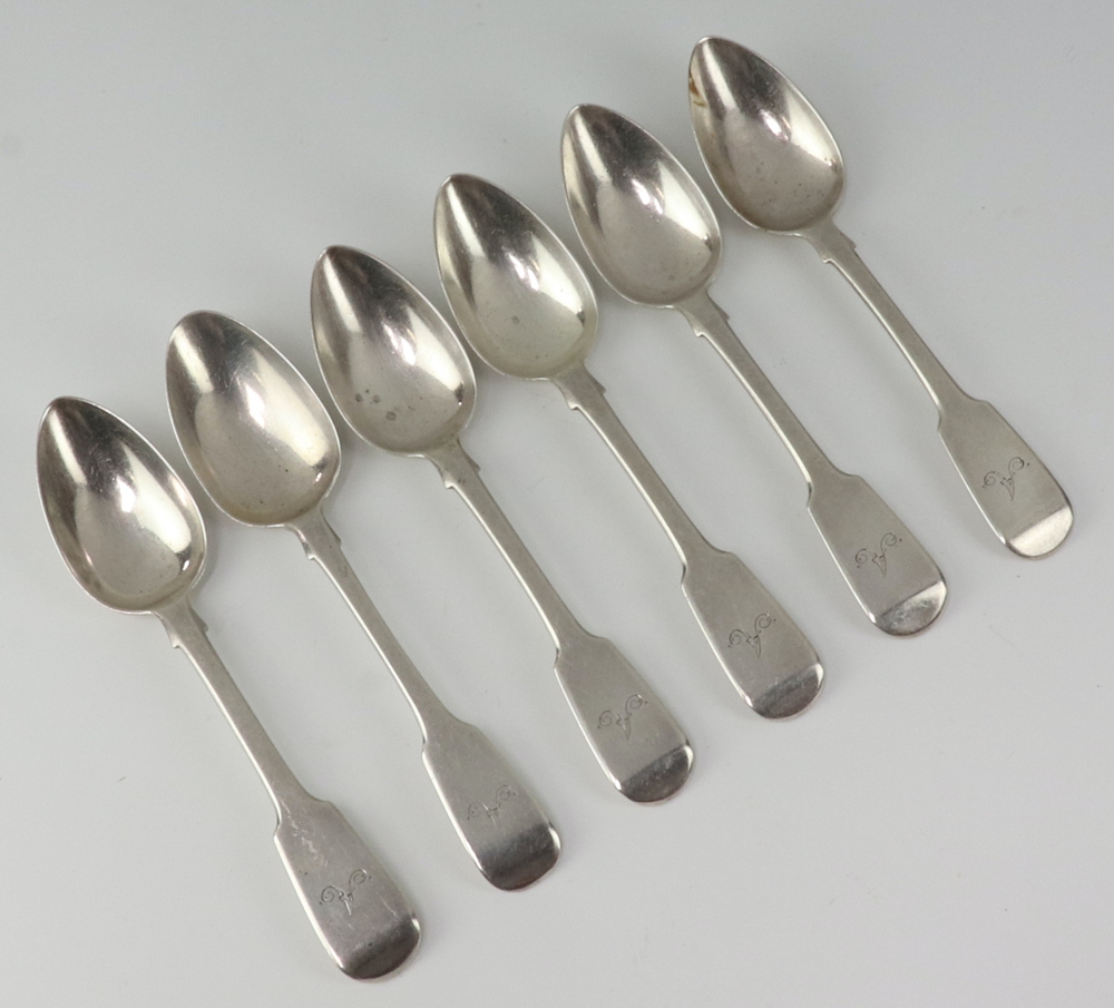 A set of 5 William IV silver fiddle pattern pudding spoons London 1831, maker William Eaton,