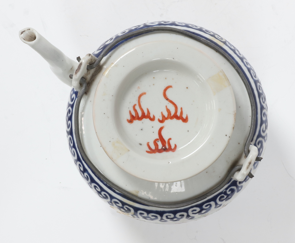 A Chinese teapot the base with seal mark 10cm - Image 6 of 10