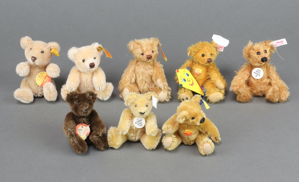 Steiff, a collection of miniature teddy bears with articulated limbs (8)