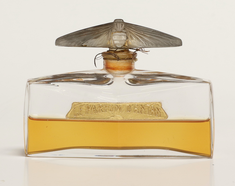 A vintage D'Orsay Le Parfum D'Antan vintage scent bottle with contents 7cm, in original box - Bild 2 aus 8