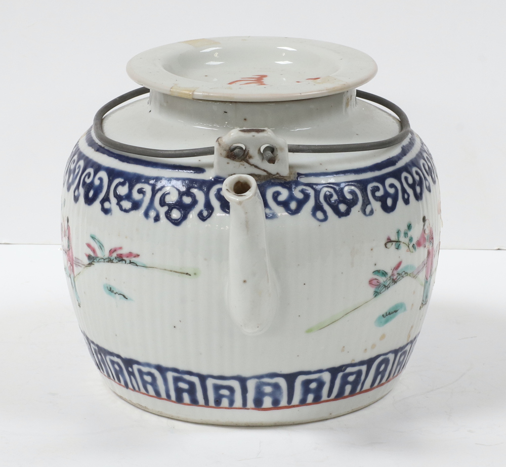 A Chinese teapot the base with seal mark 10cm - Image 3 of 10