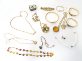 A quantity of assorted costume jewellery to include bracelets, necklaces etc. Please Note - we do