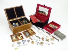 A quantity of assorted costume jewellery to include brooches, necklaces etc to include examples by