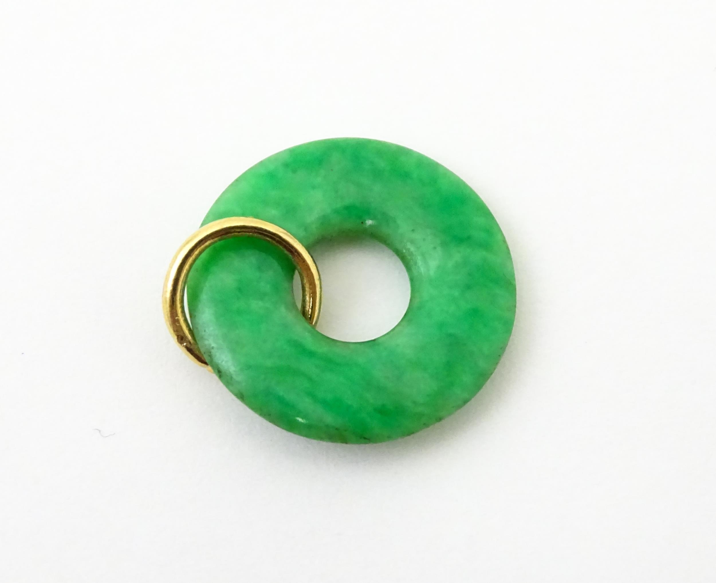 A green jade coloured hardstone pendant with yellow metal mount. Approx 3/4" wide Please Note - we - Image 5 of 6