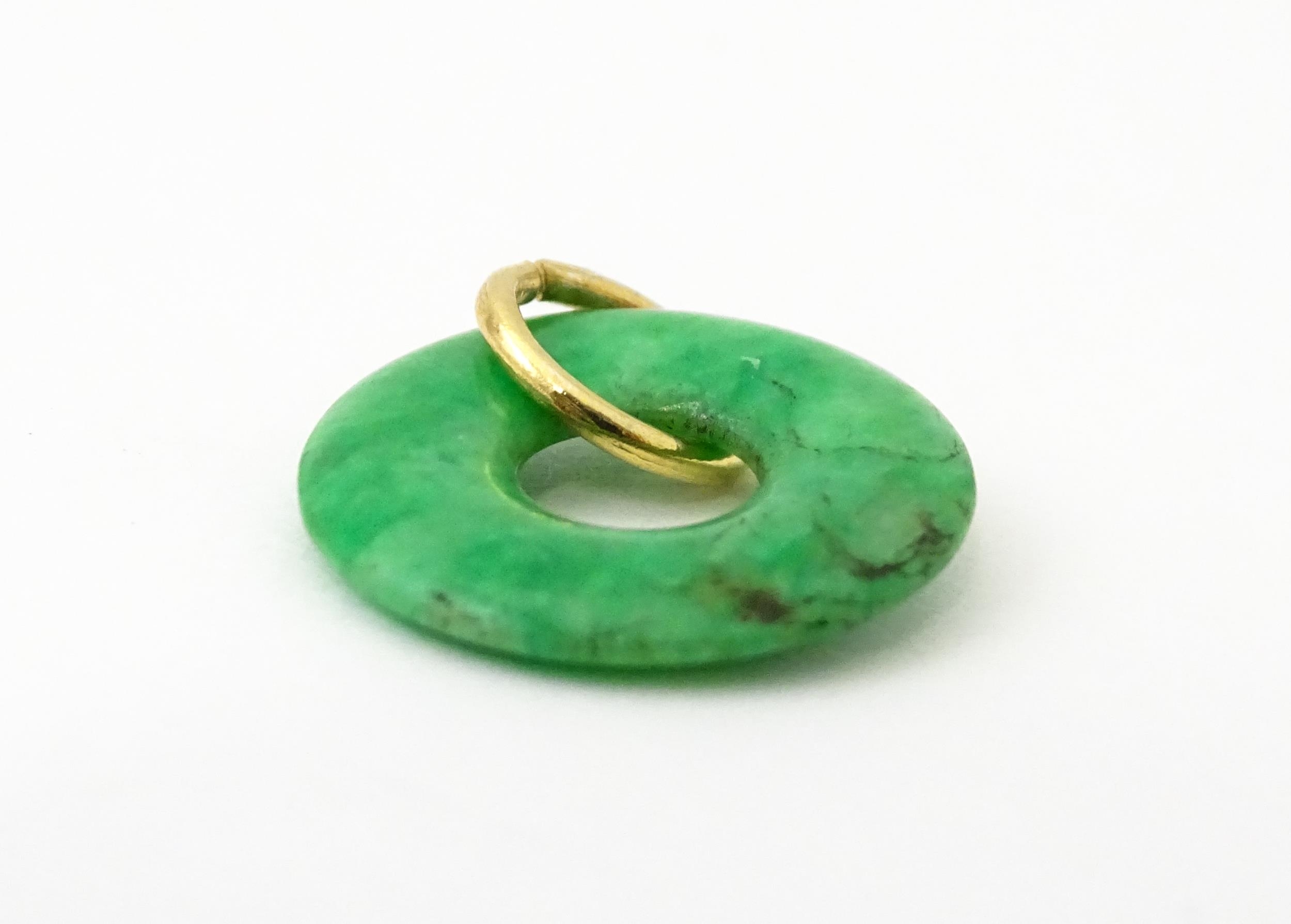 A green jade coloured hardstone pendant with yellow metal mount. Approx 3/4" wide Please Note - we - Image 2 of 6