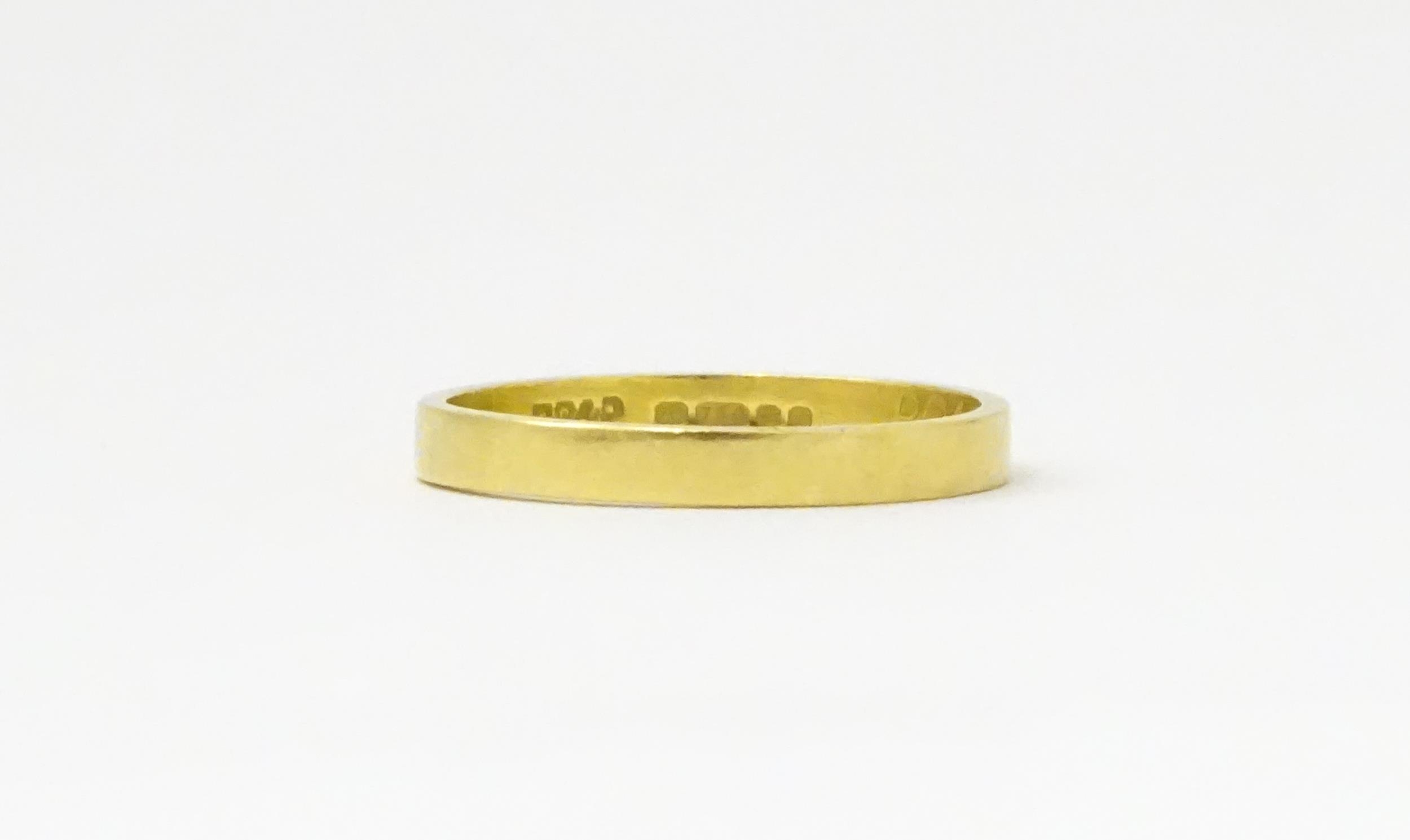 An 18ct gold ring / wedding band. Ring size approx. O Please Note - we do not make reference to - Image 3 of 9