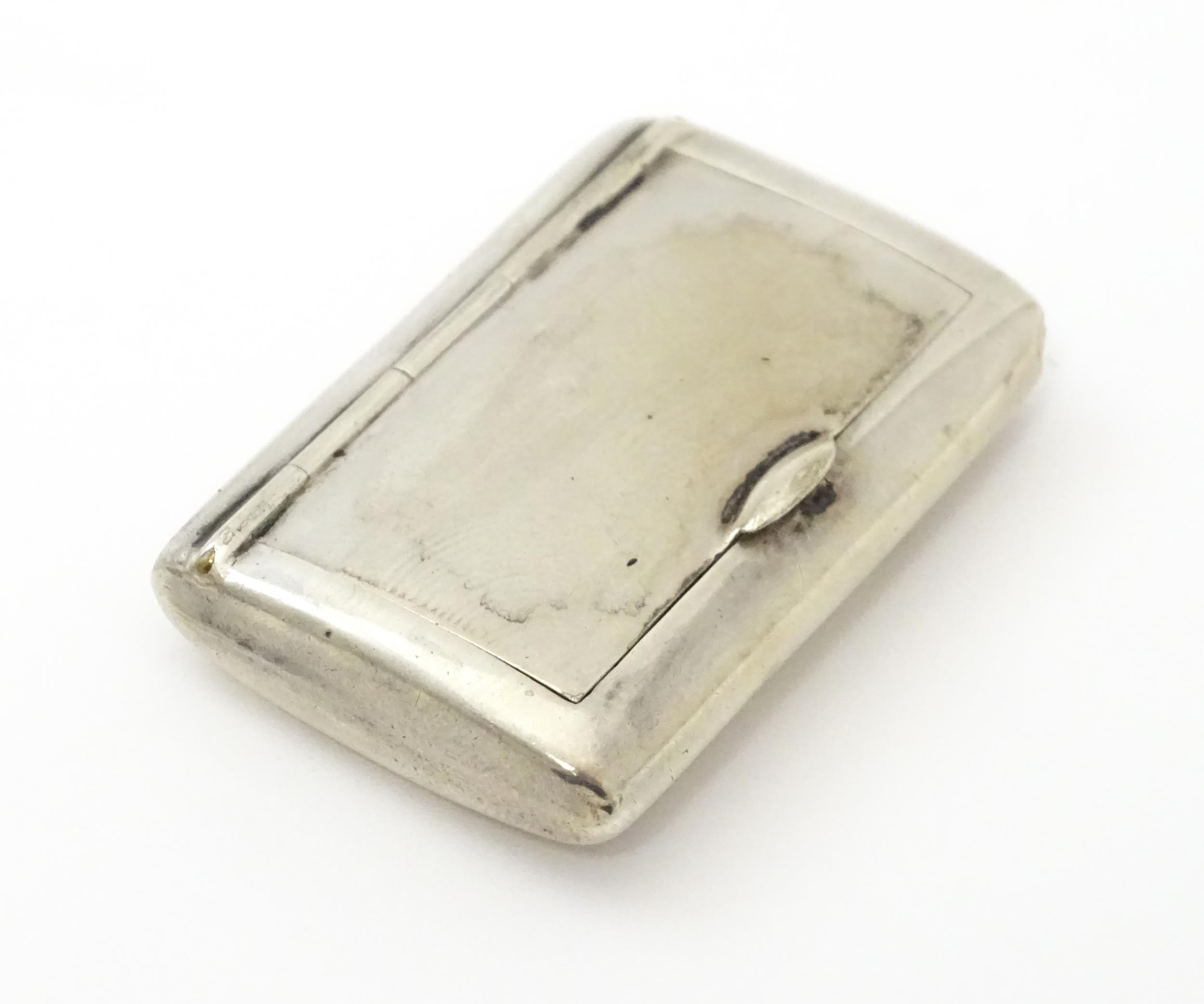 A silver snuff box hallmarked Birmingham 1917, maker John Collard Vickery. Approx. 1 3/4" wide - Image 3 of 8