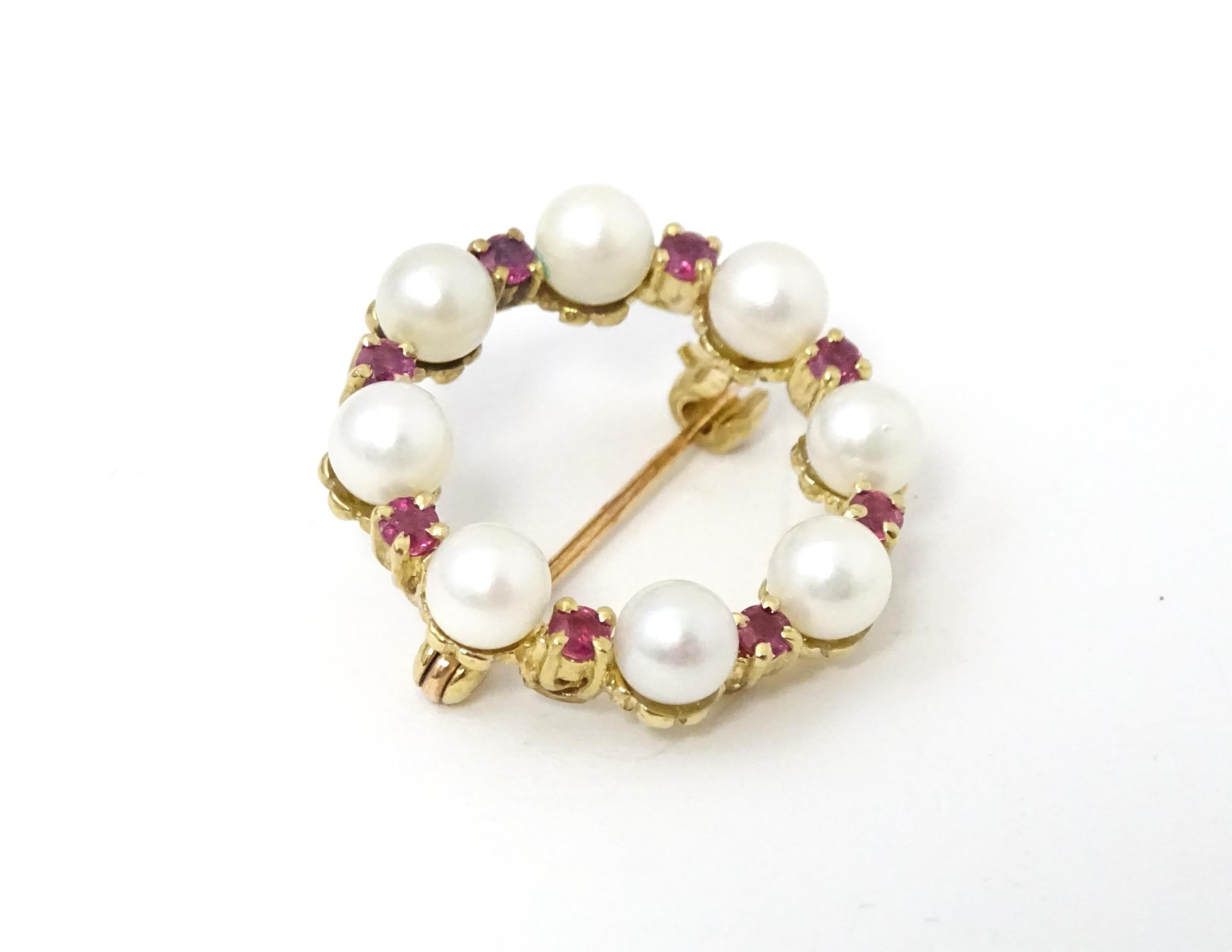 A 9ct gold pendant / brooch of circular set with pearls and round cut rubies. Approx 1" wide - Image 3 of 9