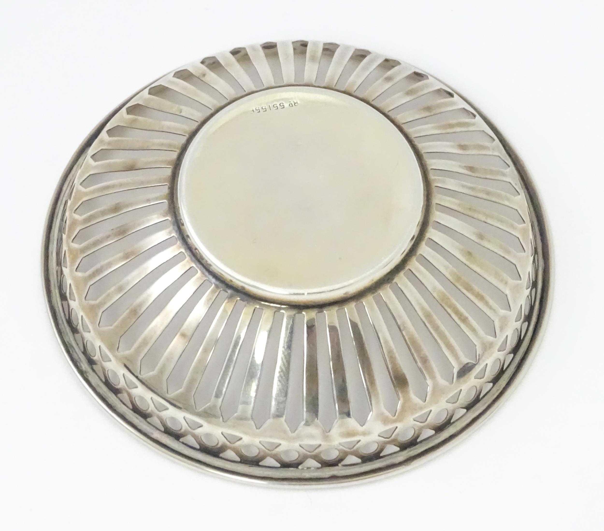 A silver bon bon dish with pierced decoration, hallmarked Birmingham 1913, maker Charles S. - Image 4 of 7