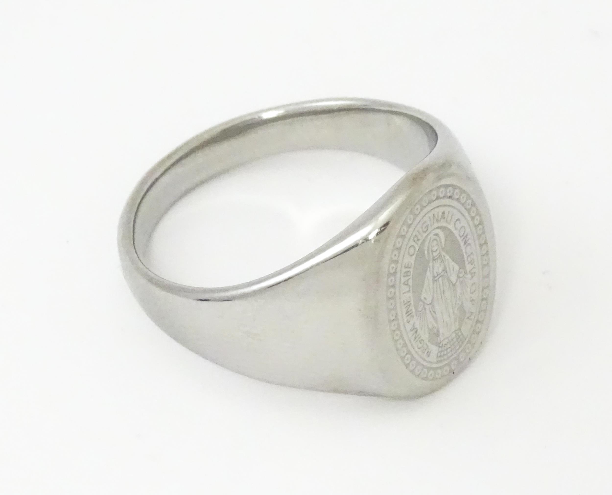 A Gentleman's white metal ring with engraved Christian symbolism depicting the Virgin Mary and - Image 5 of 6