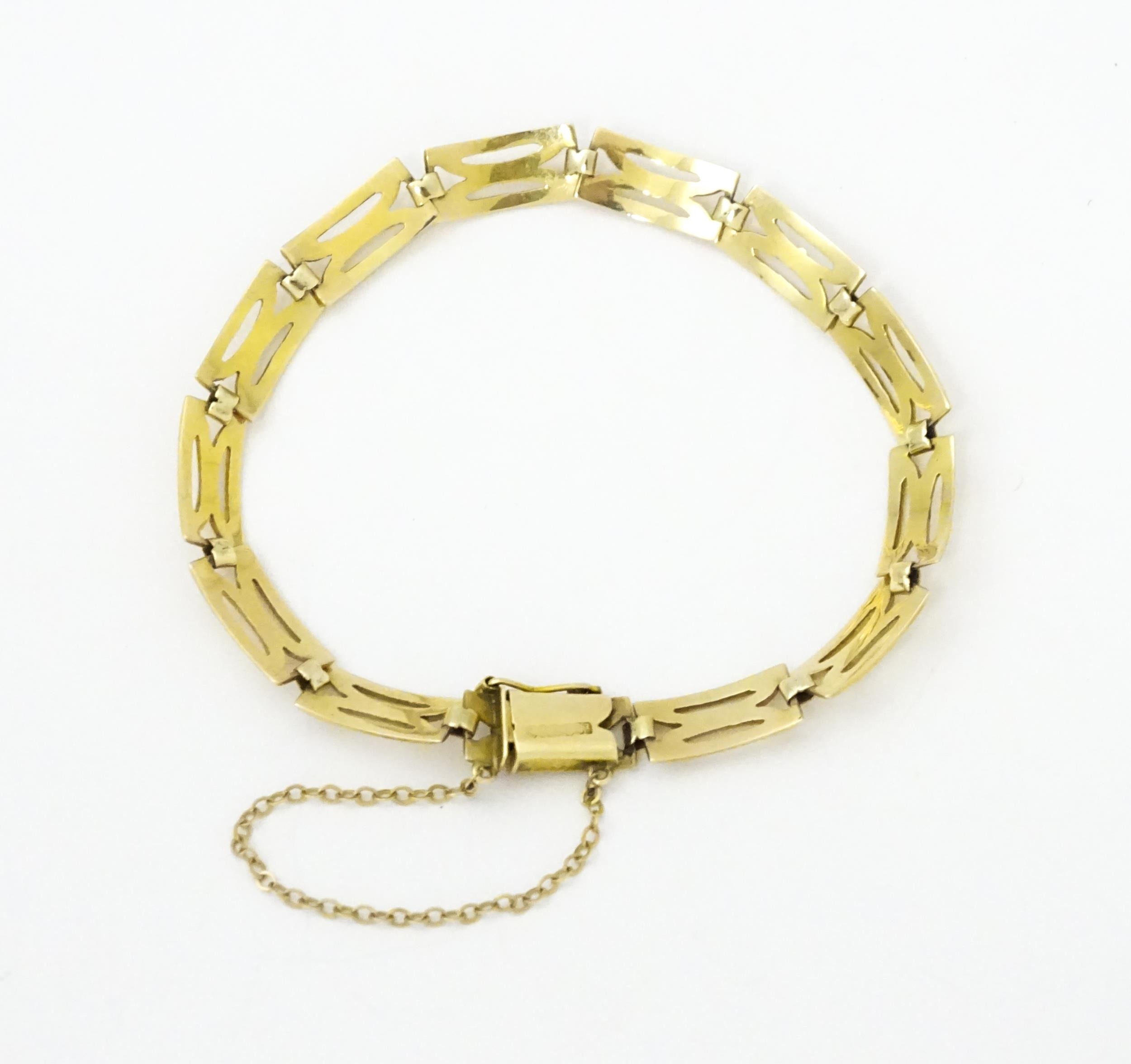 A 9ct gold bracelet with textured detail. Approx 7" long Please Note - we do not make reference to - Image 4 of 8