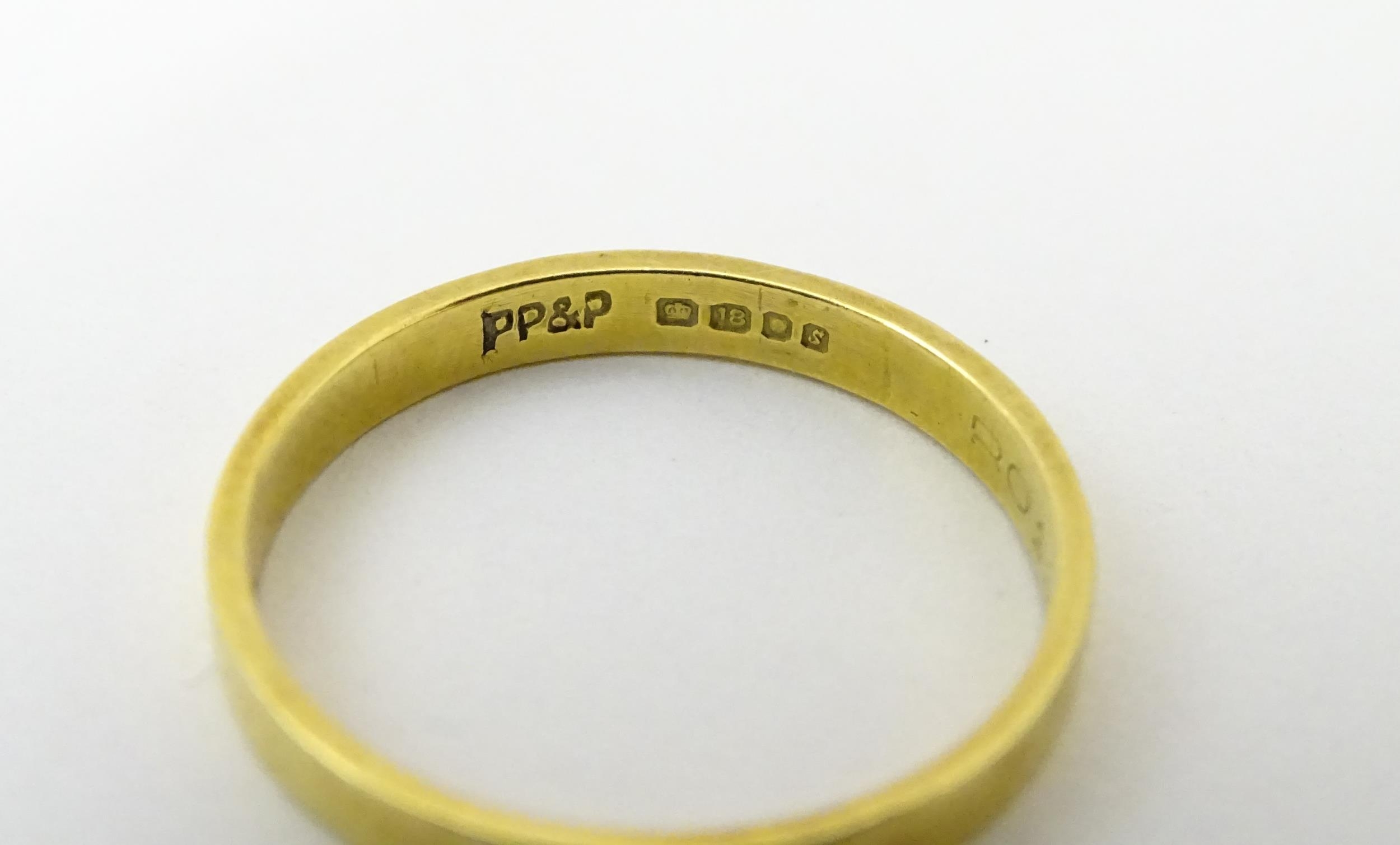 An 18ct gold ring / wedding band. Ring size approx. O Please Note - we do not make reference to - Image 6 of 7