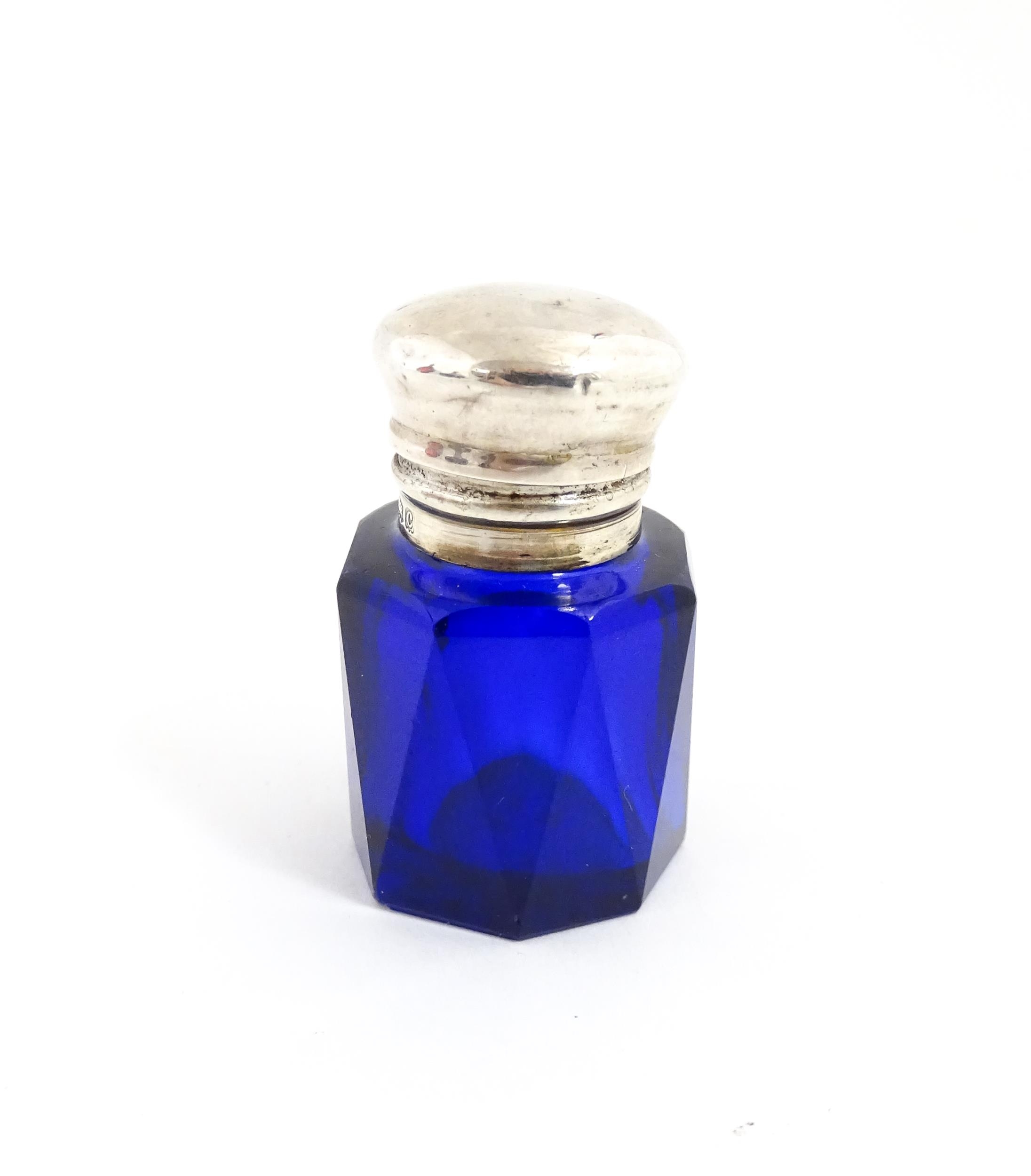 A blue glass scent / salts bottle with silver top hallmarked Birmingham 1902, maker Cornelius - Image 5 of 9