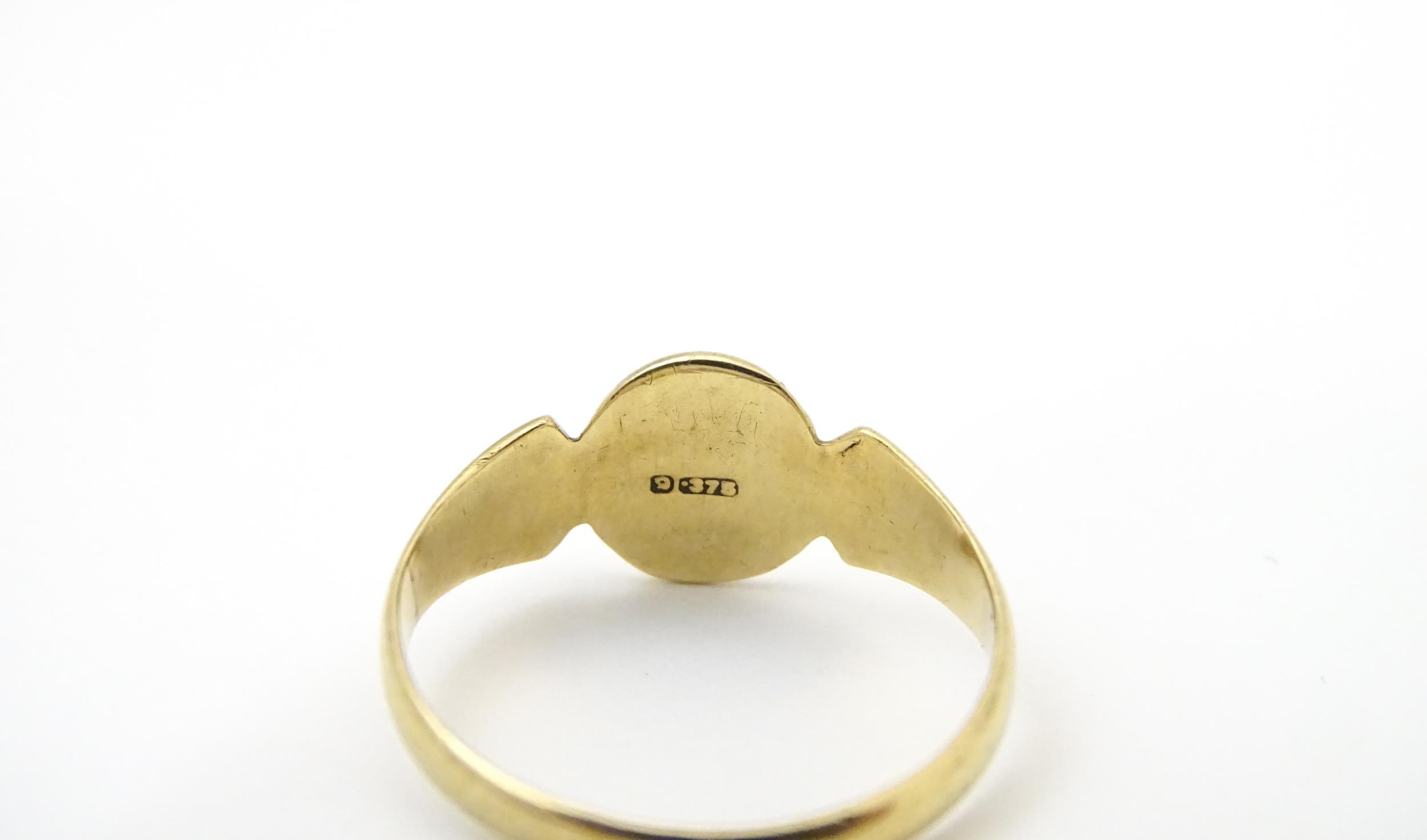 A 9ct gold ring with engraved detail to centre. Ring size approx. N Please Note - we do not make - Image 2 of 7