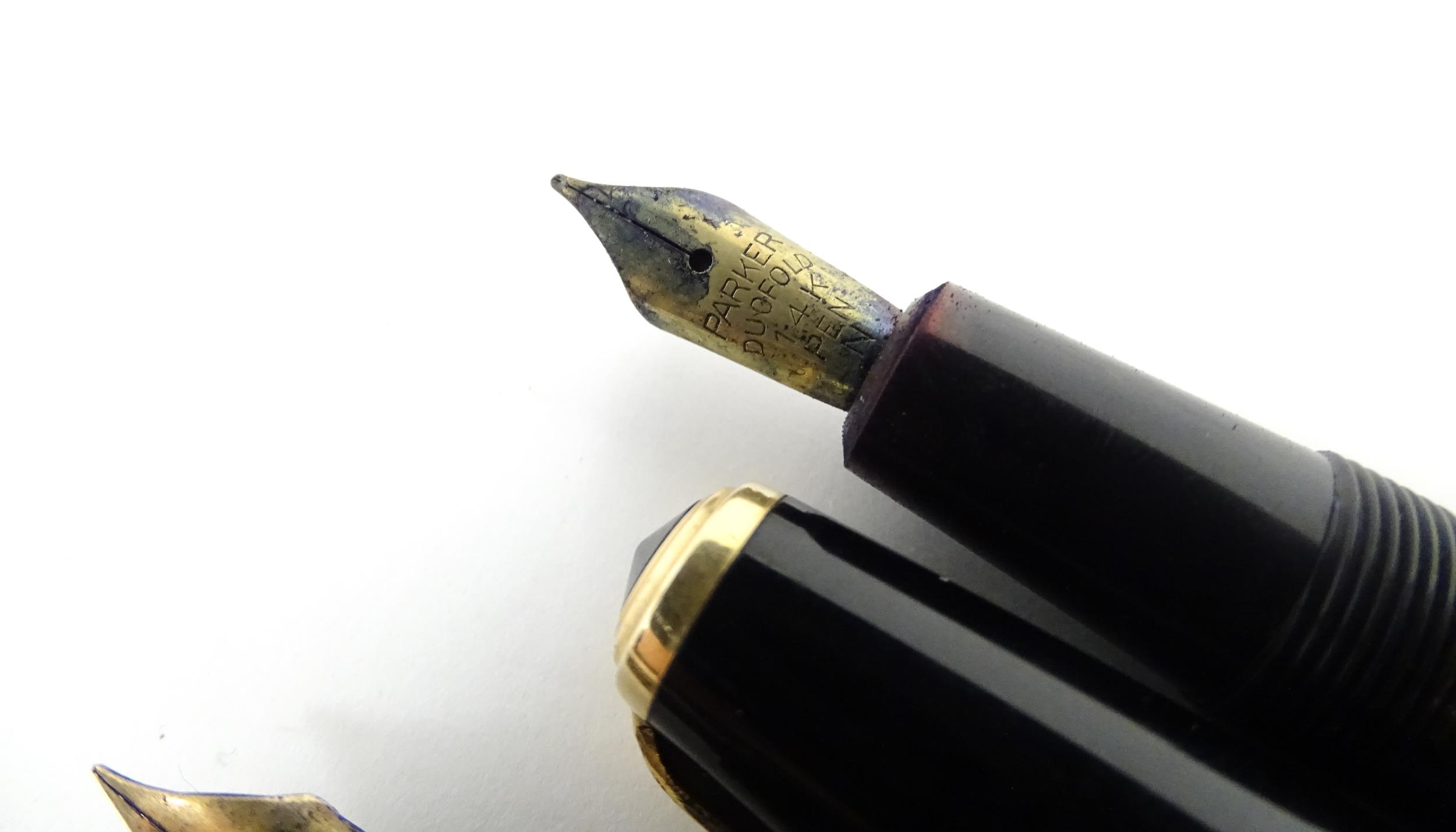 Six fountain pens with 14ct nibs, to include a Parker 'Duofold' with black finish and 14kt gold nib, - Image 15 of 22