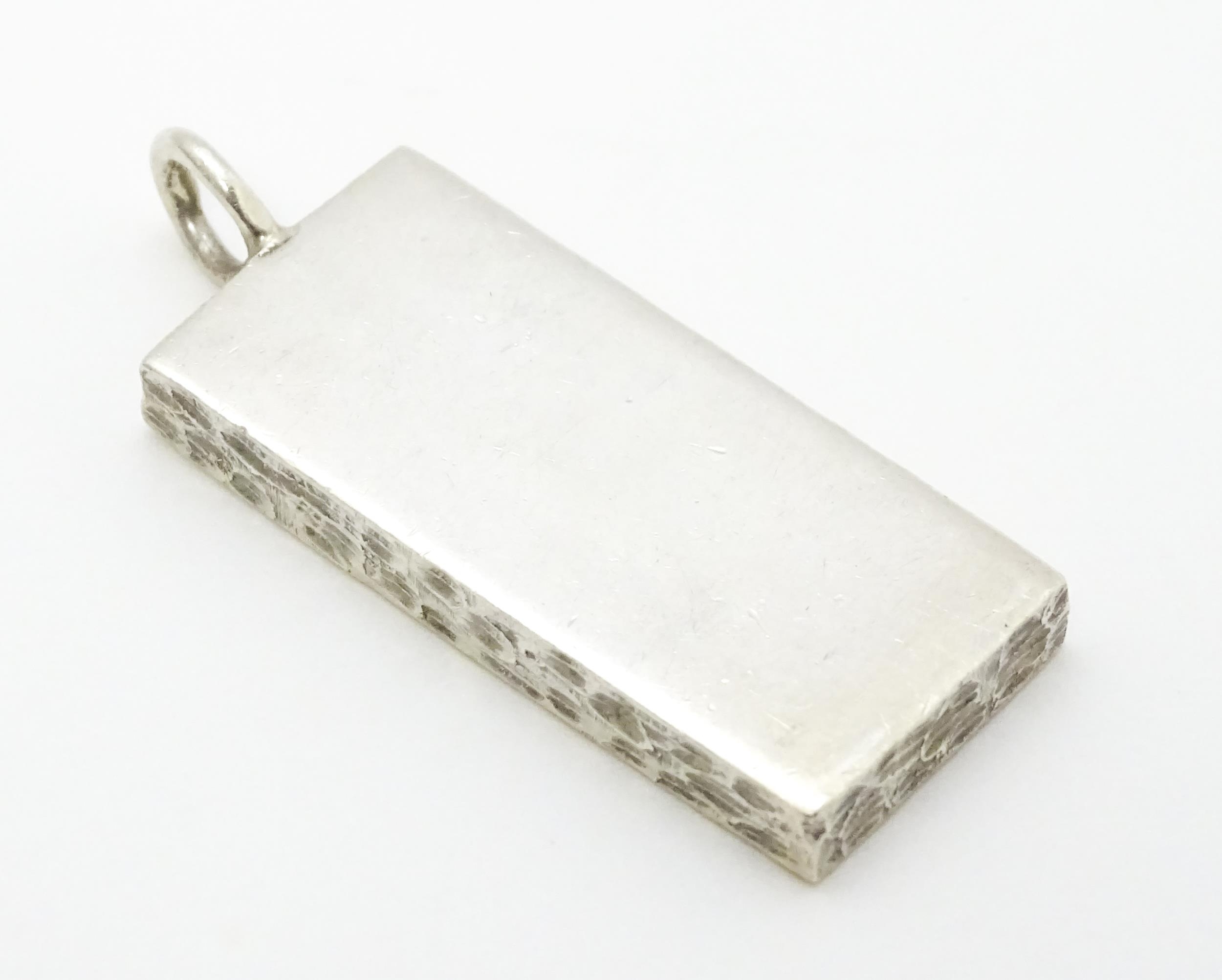 A silver pendant of ingot form hallmarked Sheffield 1977, with Silver Jubilee mark. Approx. 1 3/4" - Image 5 of 6