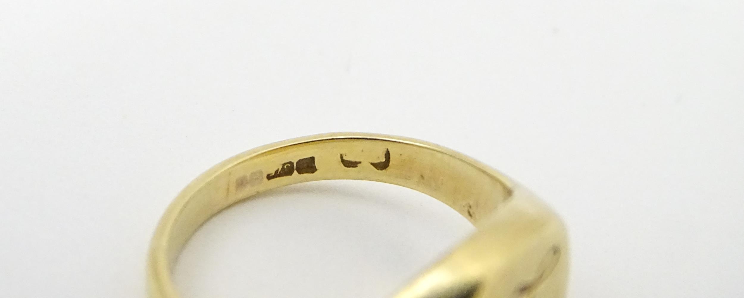 A 9ct gold signet ring engraved with the letter S. Ring size approx. L Please Note - we do not - Image 2 of 6