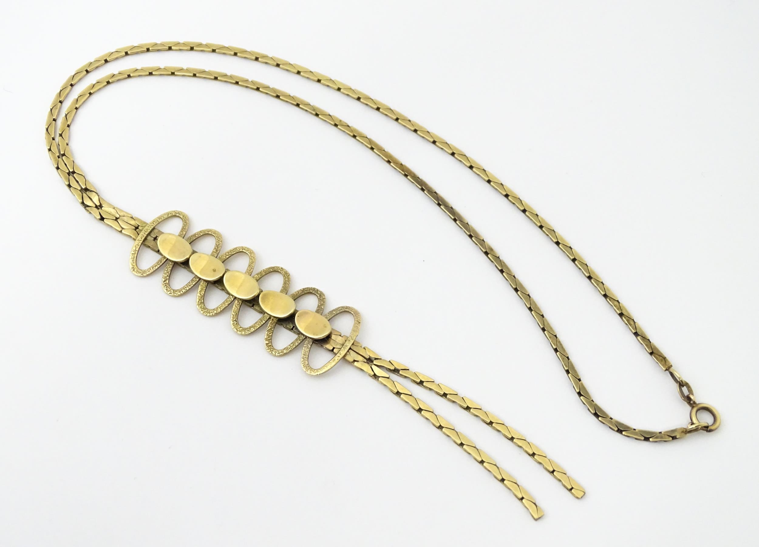 A 9ct gold necklace with textured oval detail to lower section. Bearing import marks for London - Image 4 of 10