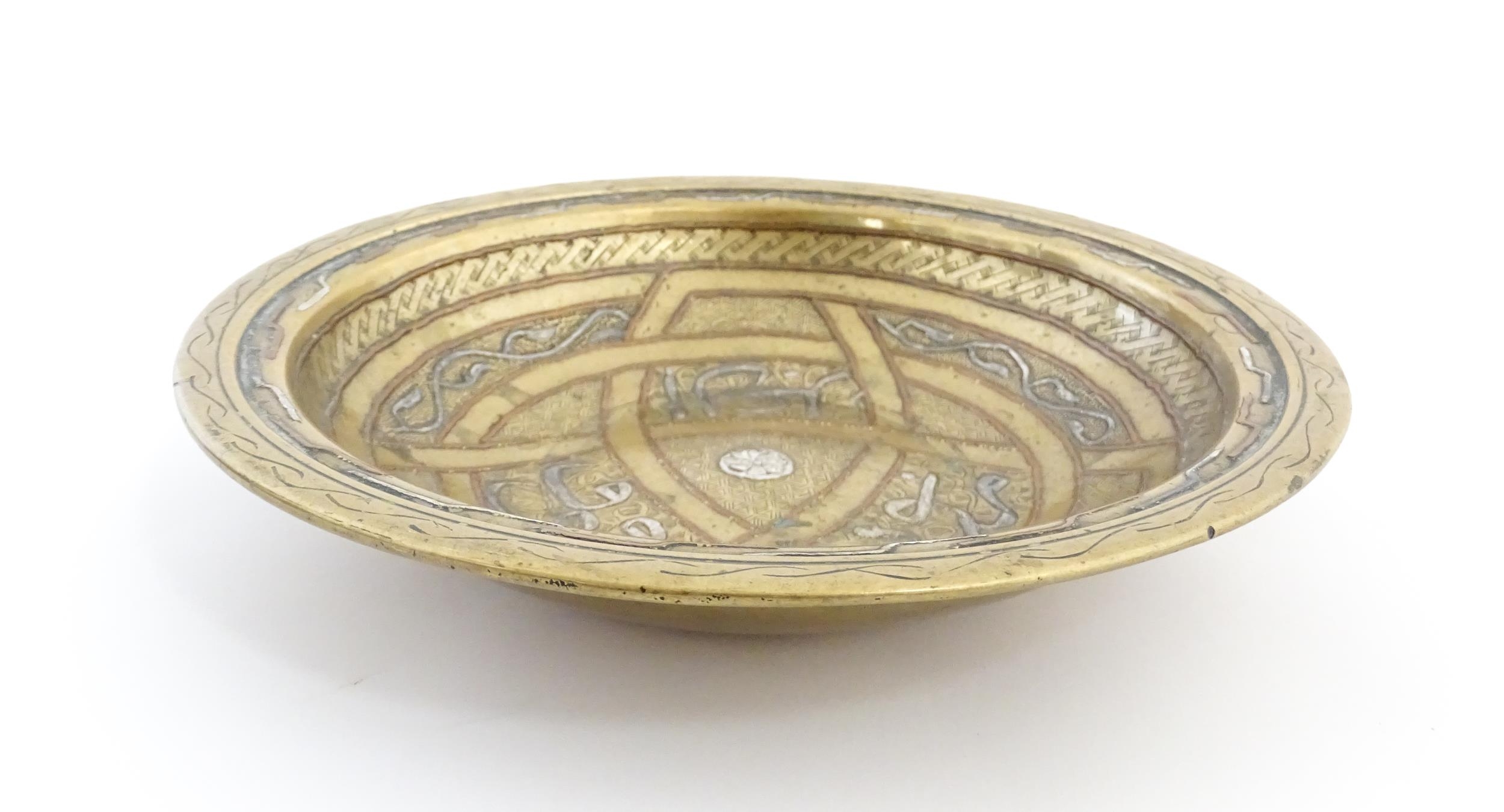 A Middle Eastern brass dish / bowl with incised detail and inlaid white metal and copper - Image 6 of 8