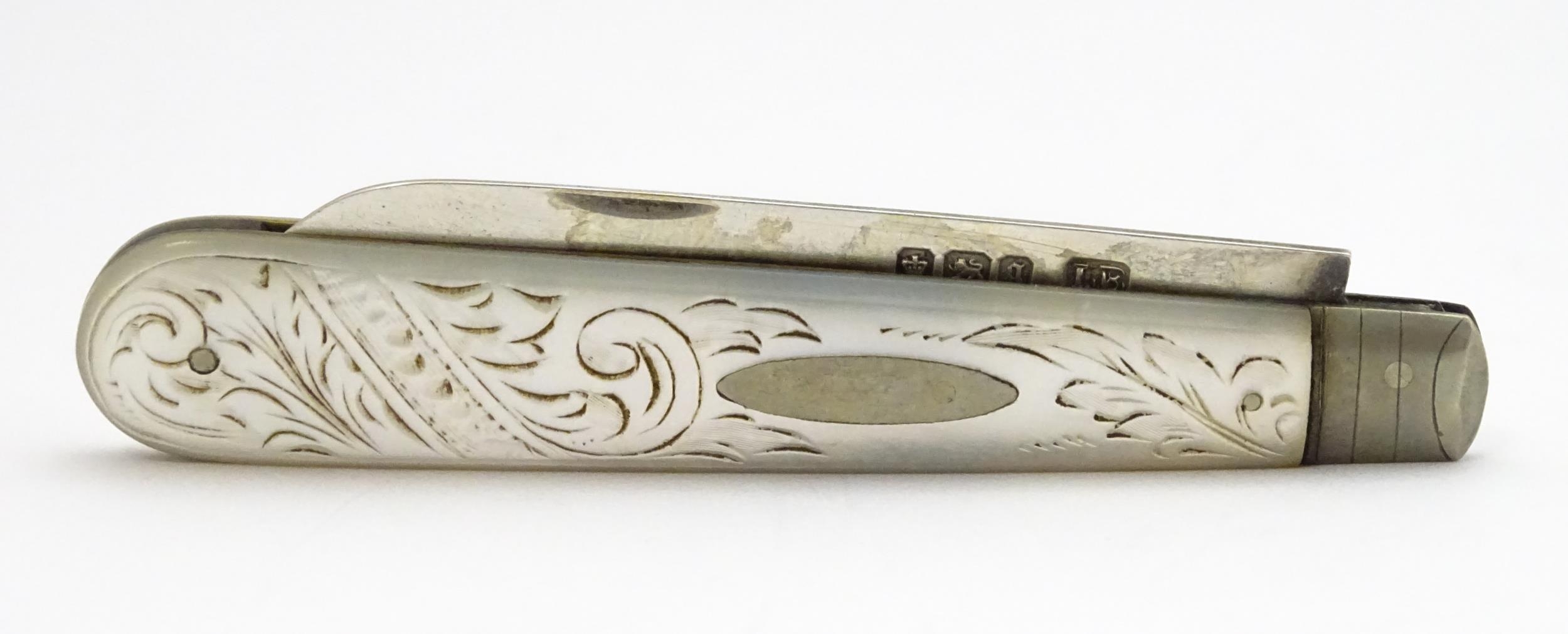 A Victorian silver folding fruit knife with mother of pearl handle, hallmarked Sheffield 1899, maker - Image 3 of 7