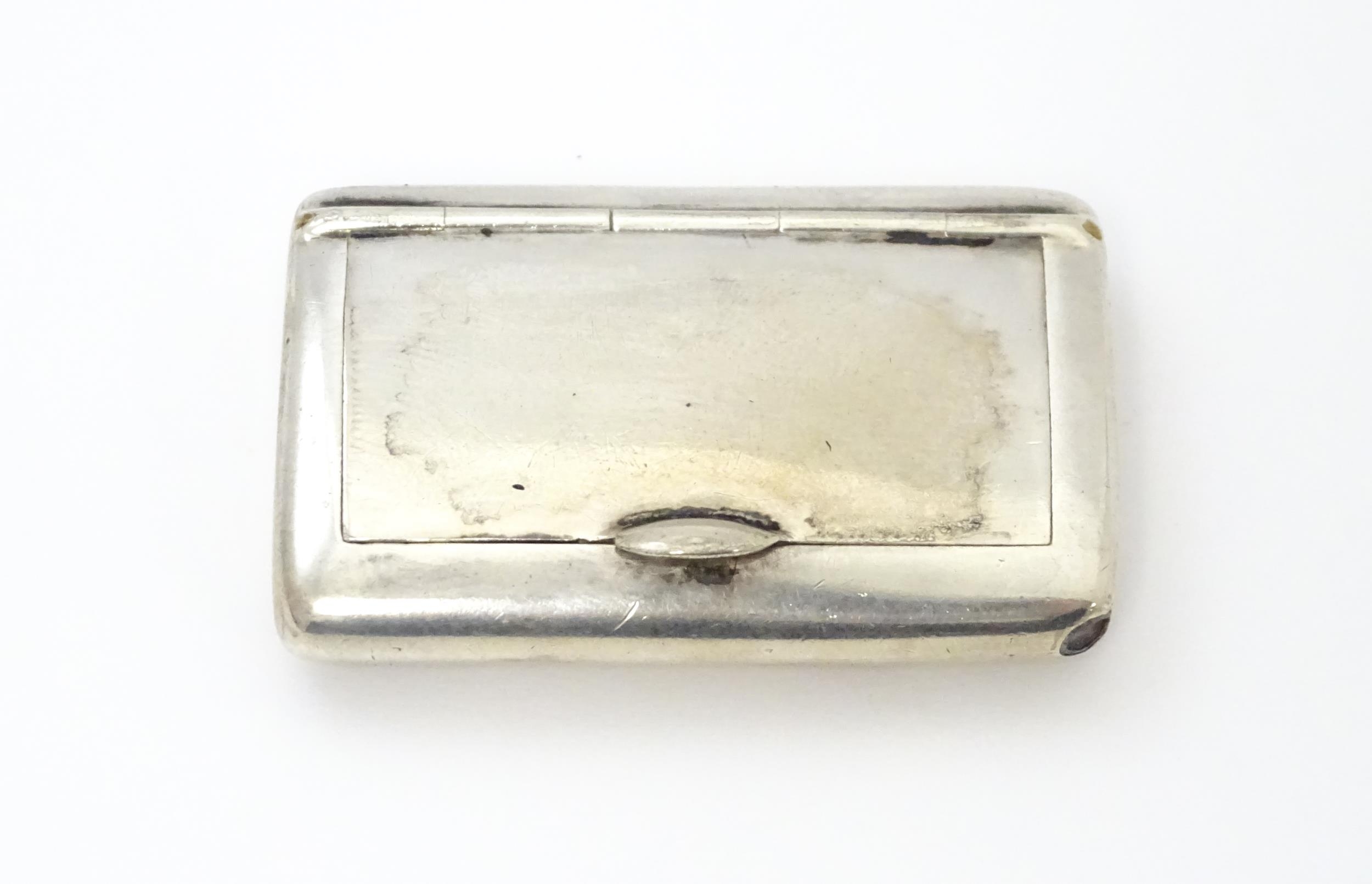 A silver snuff box hallmarked Birmingham 1917, maker John Collard Vickery. Approx. 1 3/4" wide