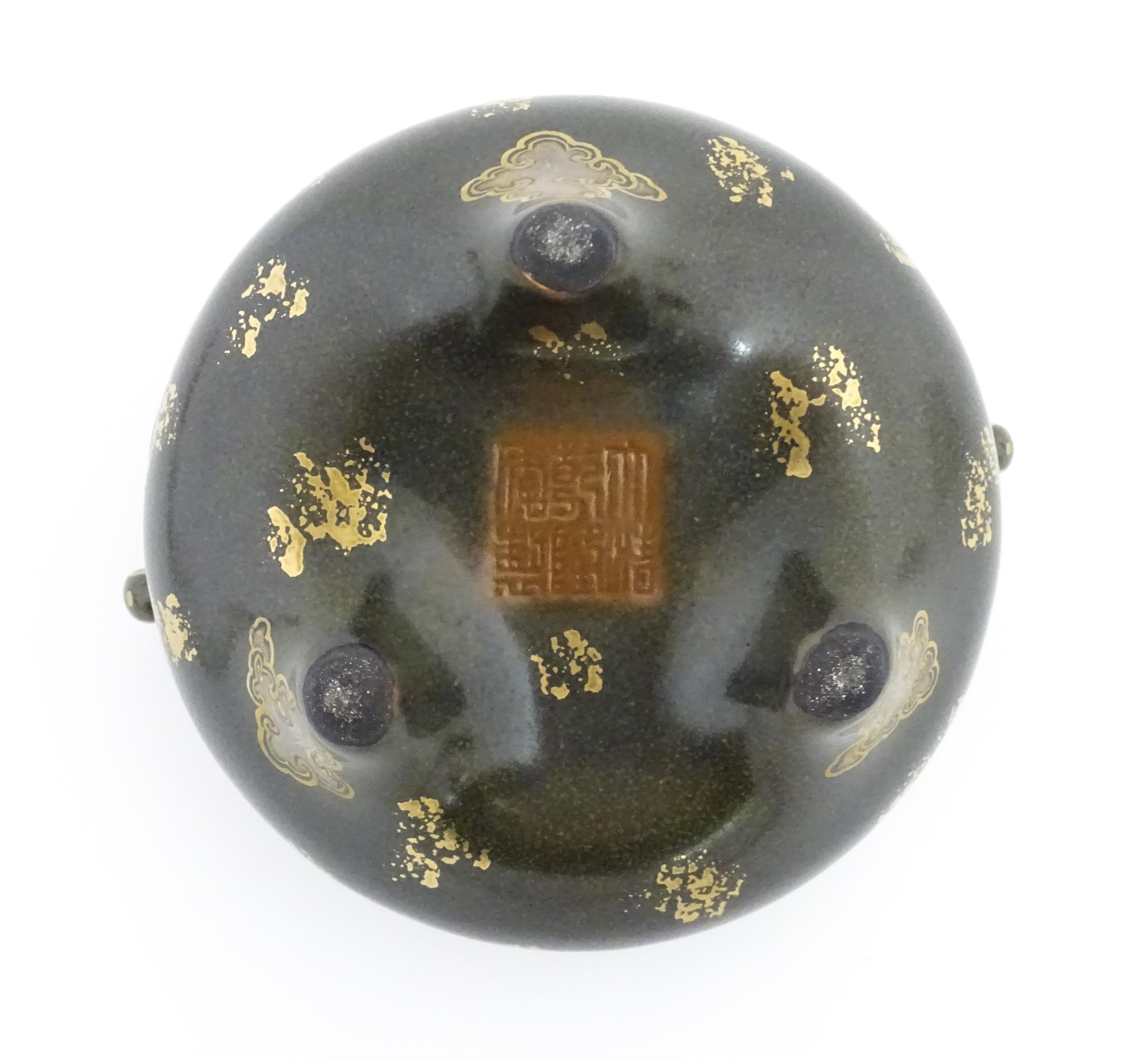 A small Chinese censer with twin handles with banded decoration in relief depicting stylised dragons - Image 8 of 8