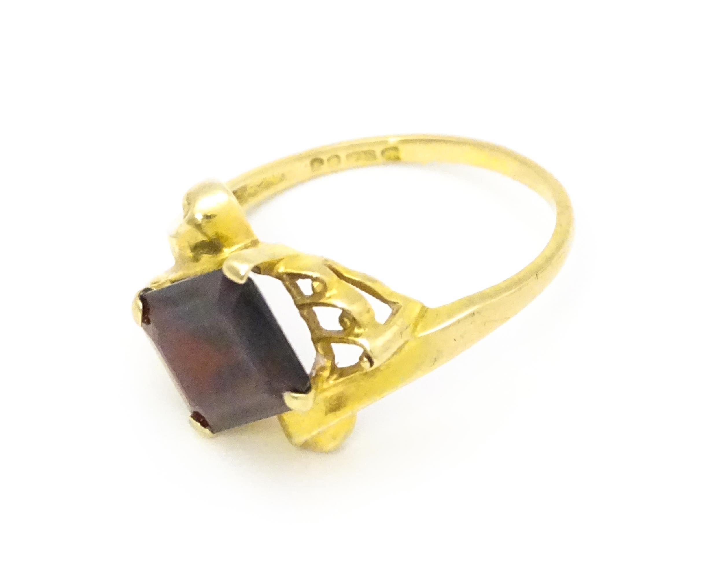 A 9ct gold ring set with central garnet. Ring size approx. O 1/2 Please Note - we do not make - Image 5 of 7
