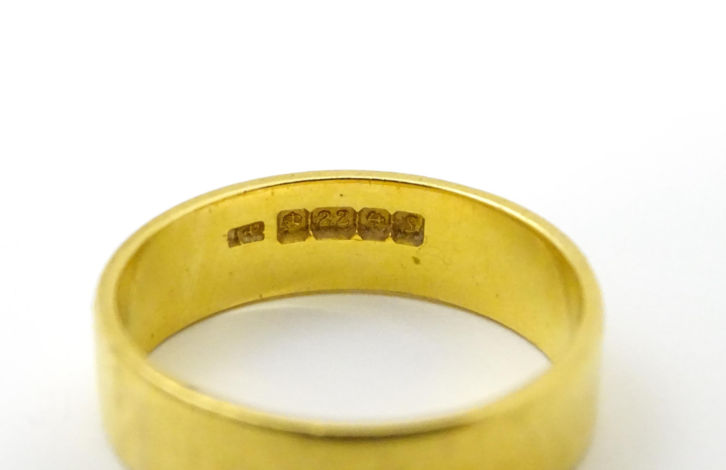 A 22ct gold ring / wedding band. Ring size approx. M 1/2 Please Note - we do not make reference to - Image 4 of 6