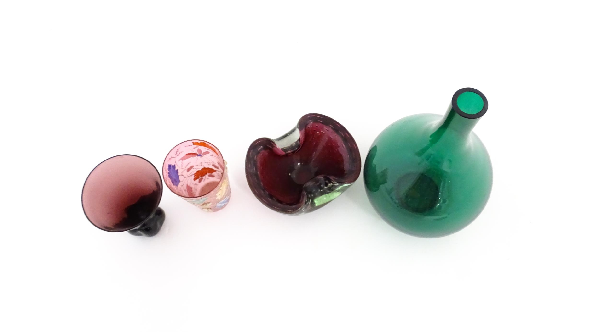 Four items of glassware to include a green bottle vase, an ashtray with controlled bubble detail, - Image 6 of 6