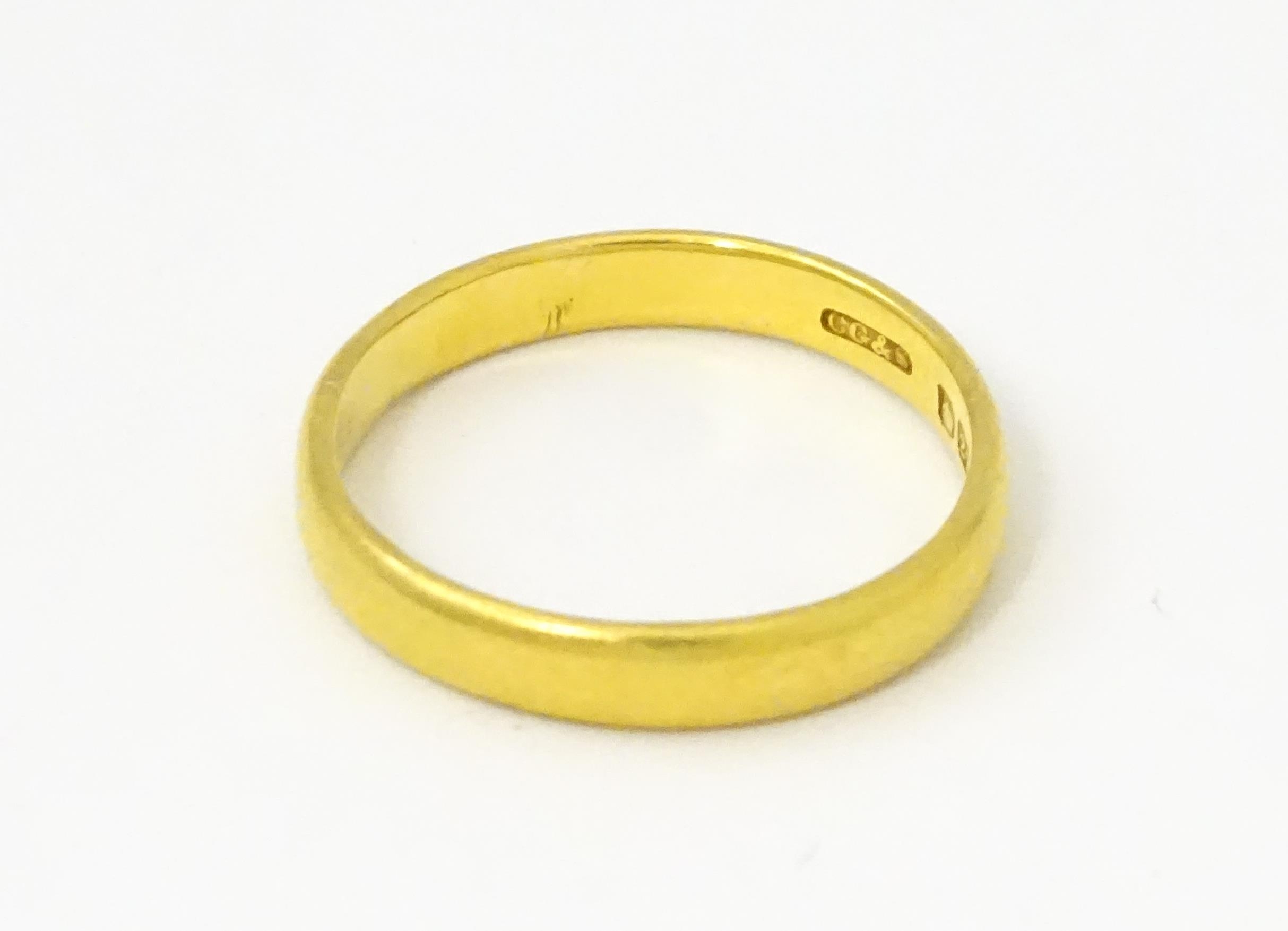 A 22ct gold ring / wedding band. Ring size approx. L 1/2 Please Note - we do not make reference to - Image 4 of 6