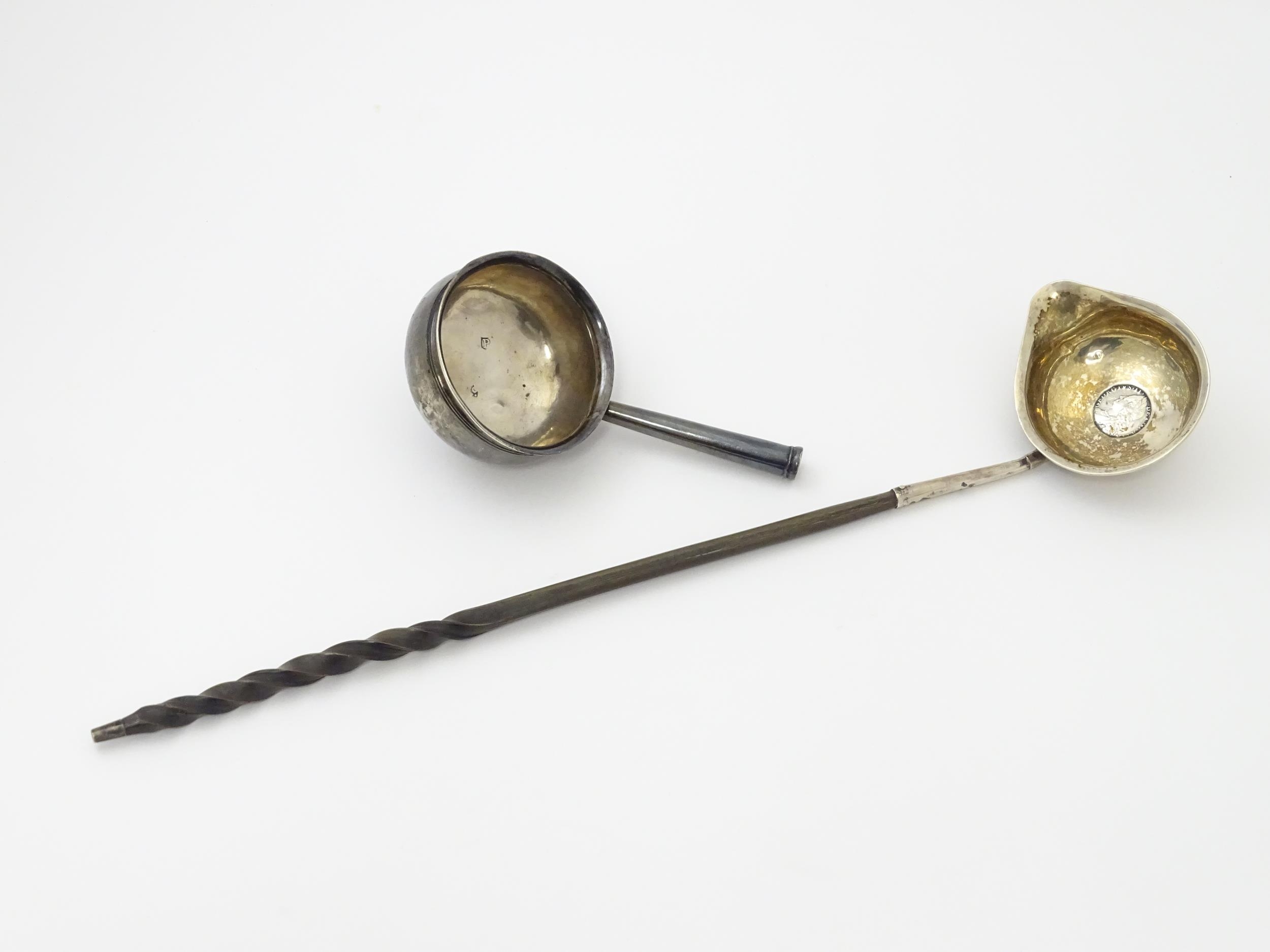 An 18thC toddy ladle with silver bowl hallmarked London 1794 maker Peter and Ann Bateman, together - Bild 2 aus 9