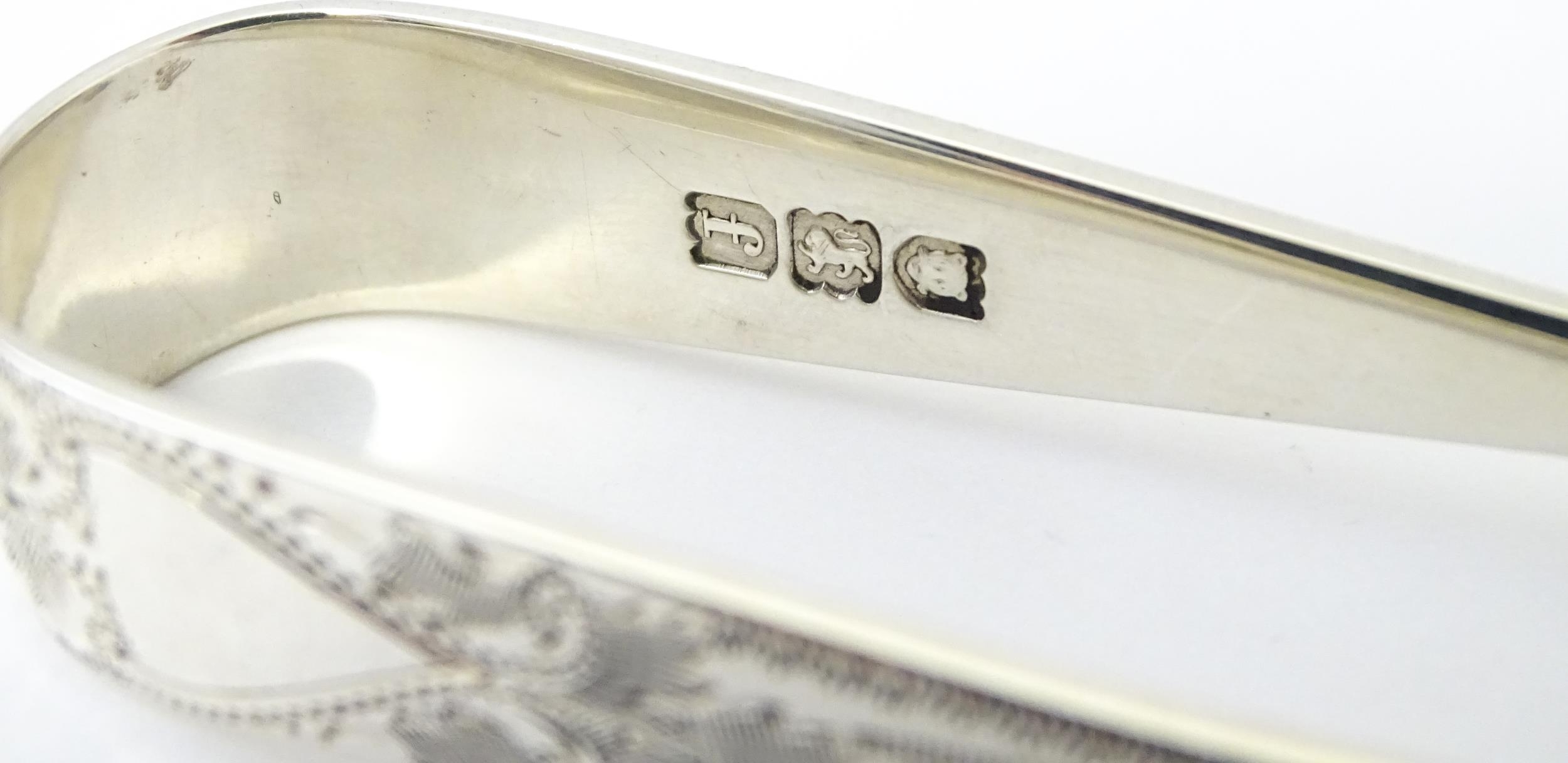 Silver sugar tongs with bright cut engraved decoration Hallmarked London 1901 maker Josiah - Image 5 of 8