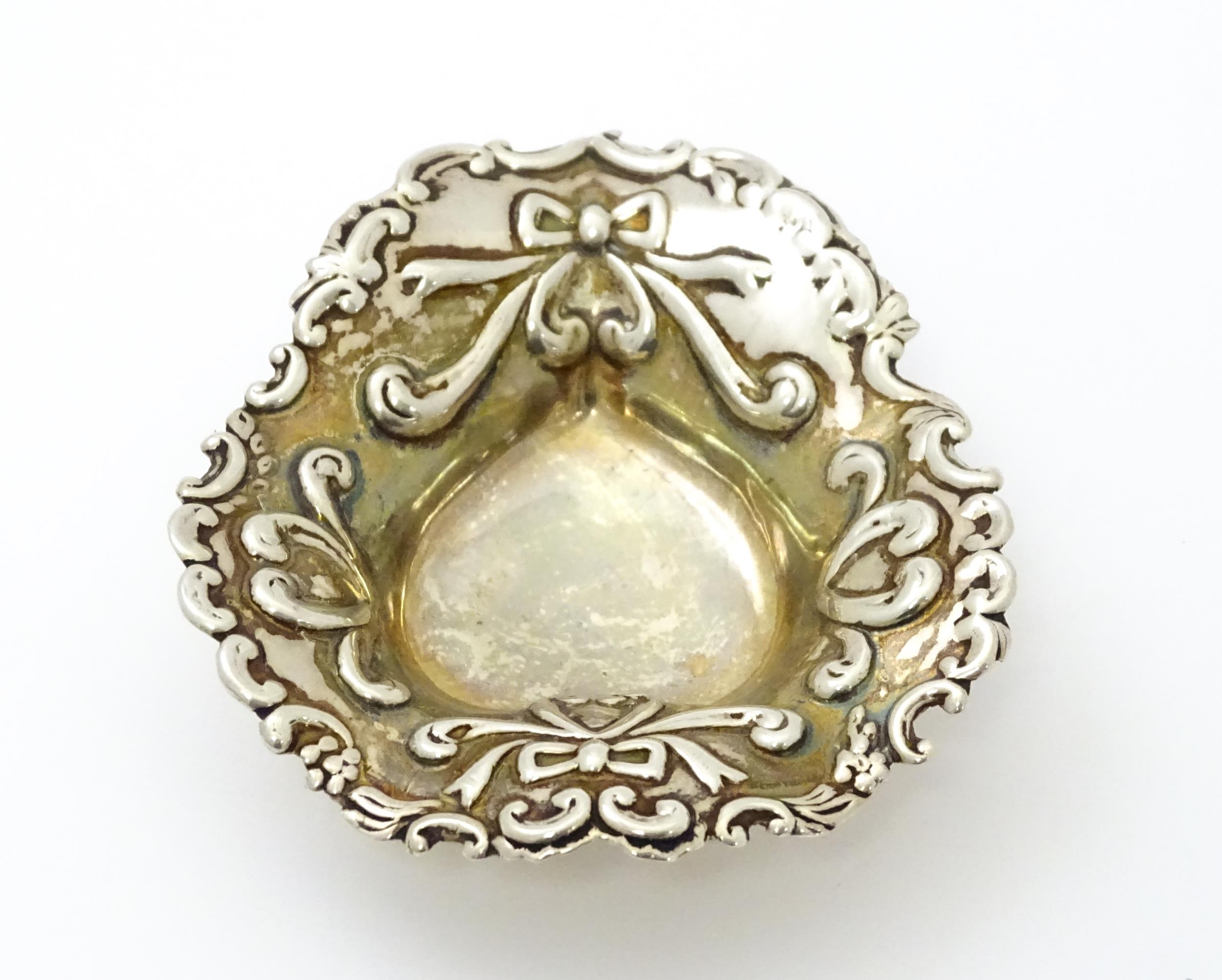 A Victorian silver bonbon dish with embossed bow detail hallmarked Birmingham 1894, maker John - Image 3 of 10