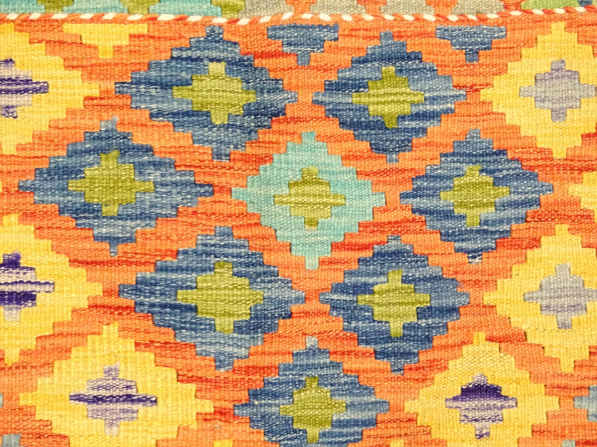 Carpet / Rug : A Turkish Anatolian kilim rug with repeated geometric motifs. Approx. 84" x 59" - Image 5 of 6
