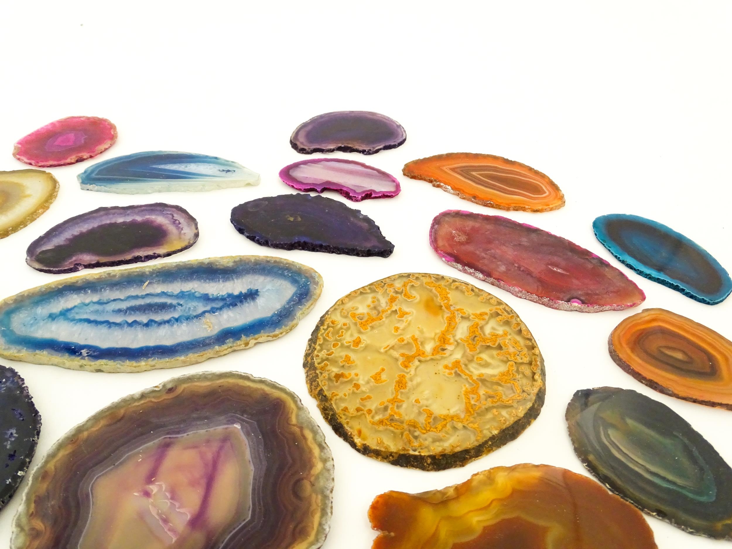 Natural History / Geology Interest: A quantity of polished hardstone slices, to include amethyst, - Image 4 of 9