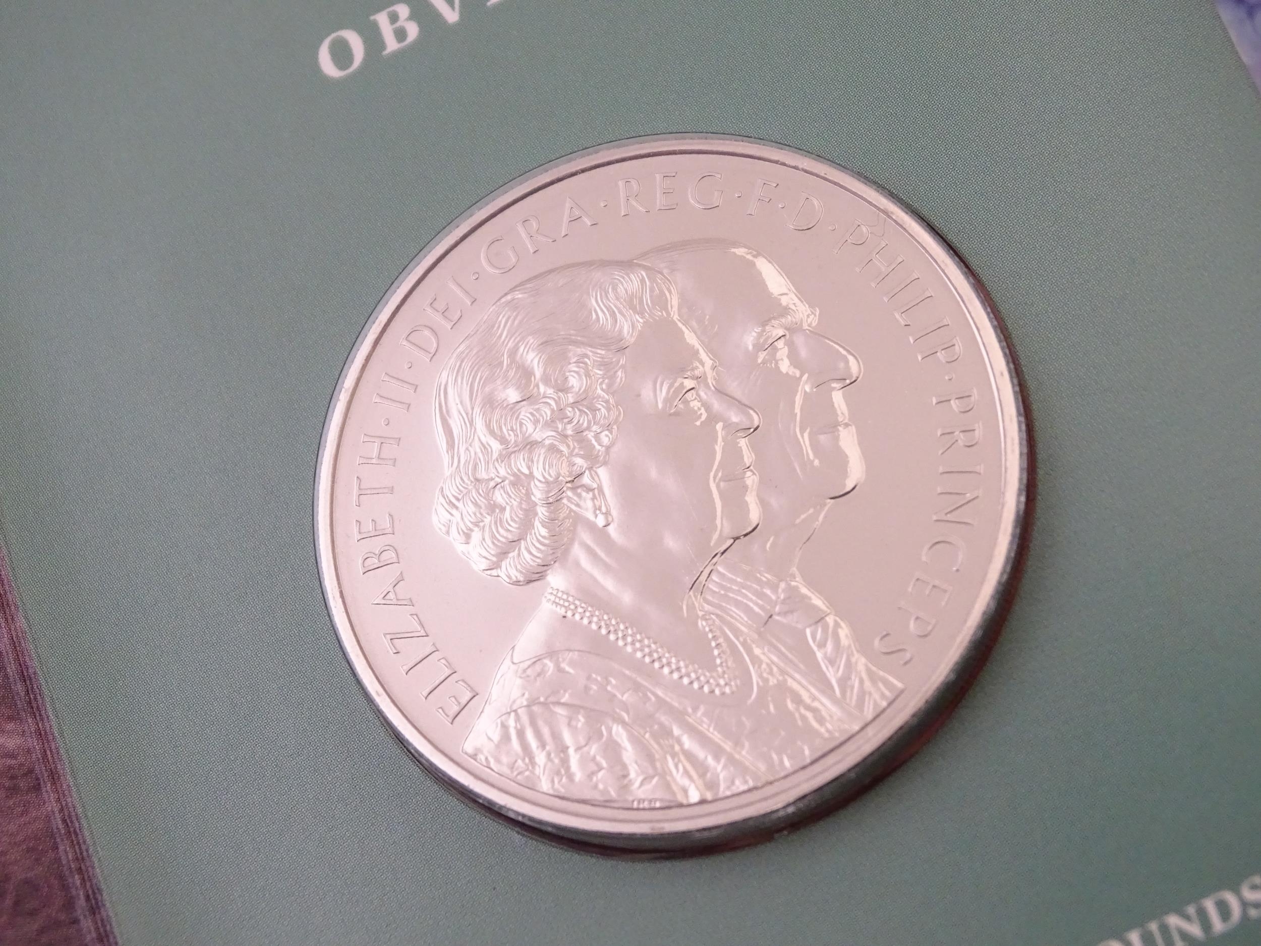 Coins : a quantity of Queen Elizabeth II United Kingdom collectors coins to include two Royal Mint - Image 8 of 12