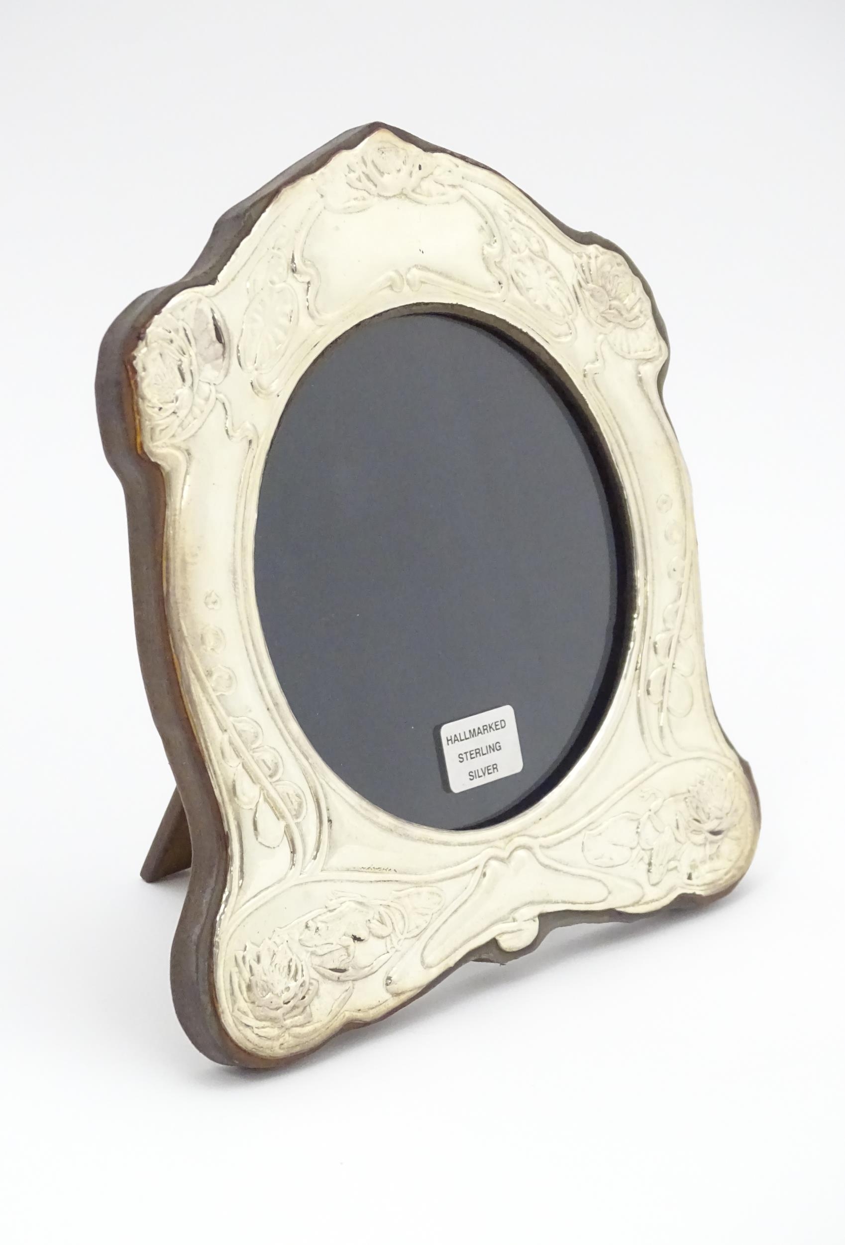 An easel back photograph frame with silver surround with Art Nouveau style decoration depicting - Image 2 of 7