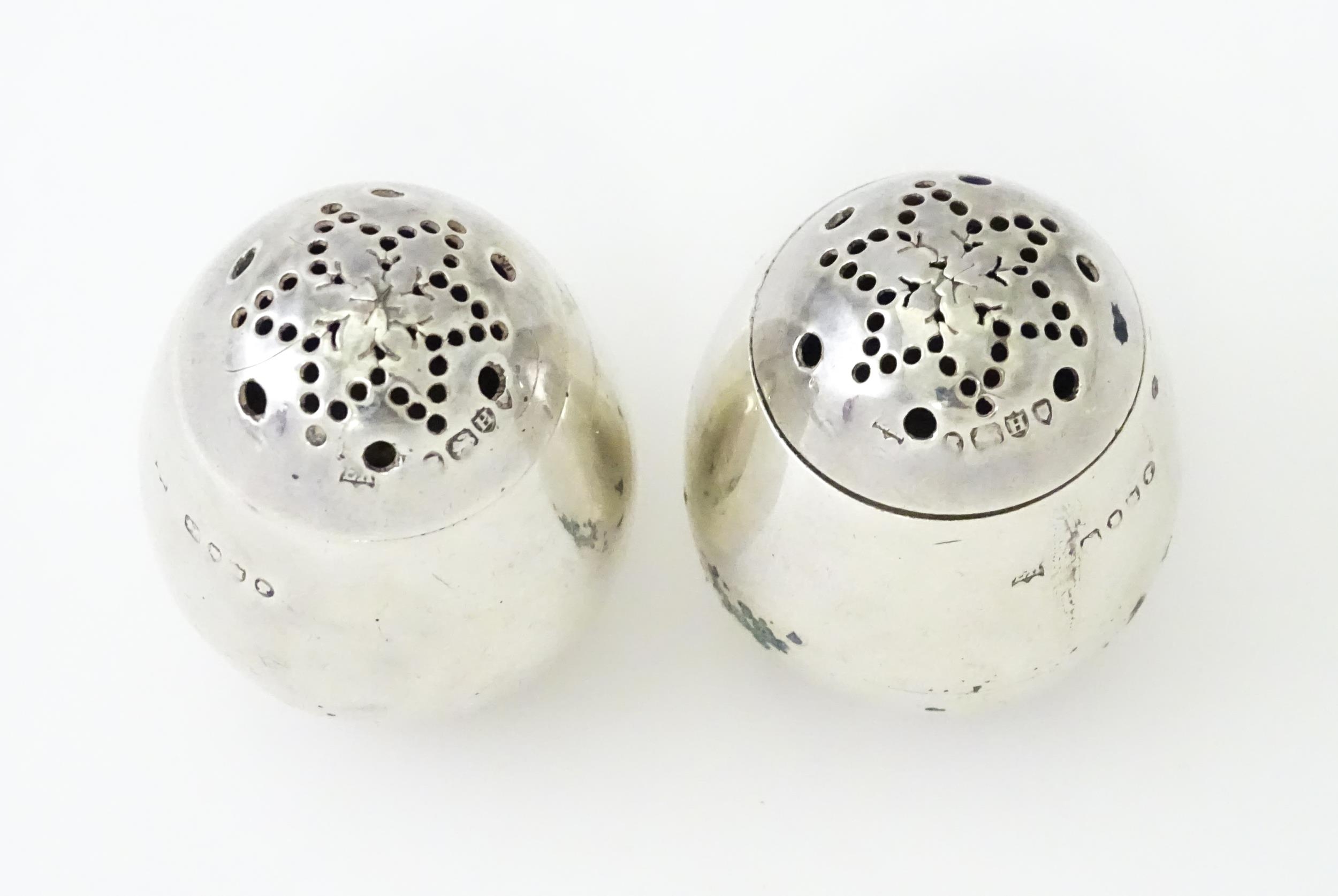 A pair of Victorian silver pepperettes of egg form. Hallmarked London 1883 maker William Hutton & - Bild 3 aus 8