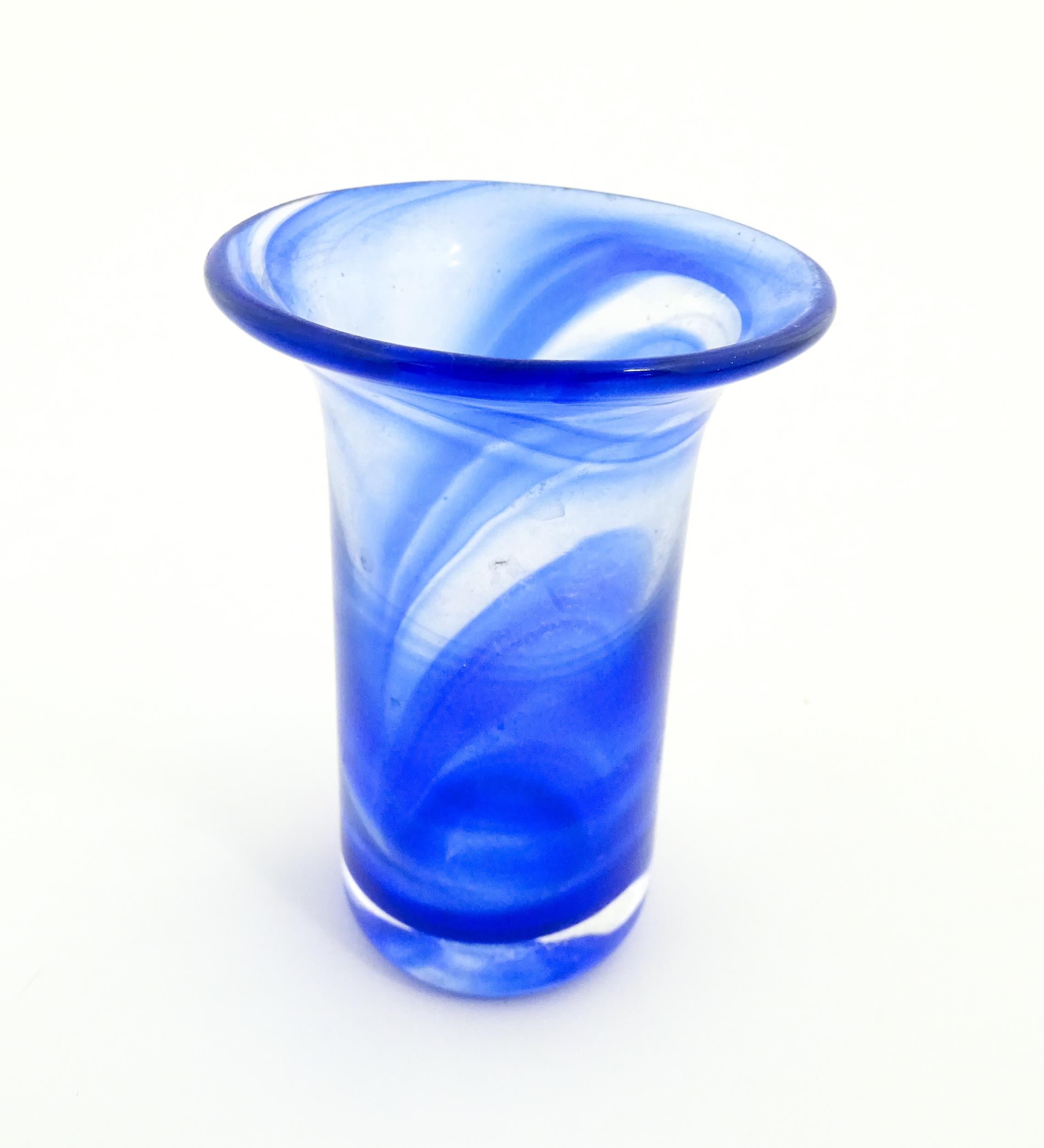 A Swedish Vas Vitreum blue glass vase with flared rim, signed under Vas Vitreum Sweden. Approx. 4 - Image 4 of 6