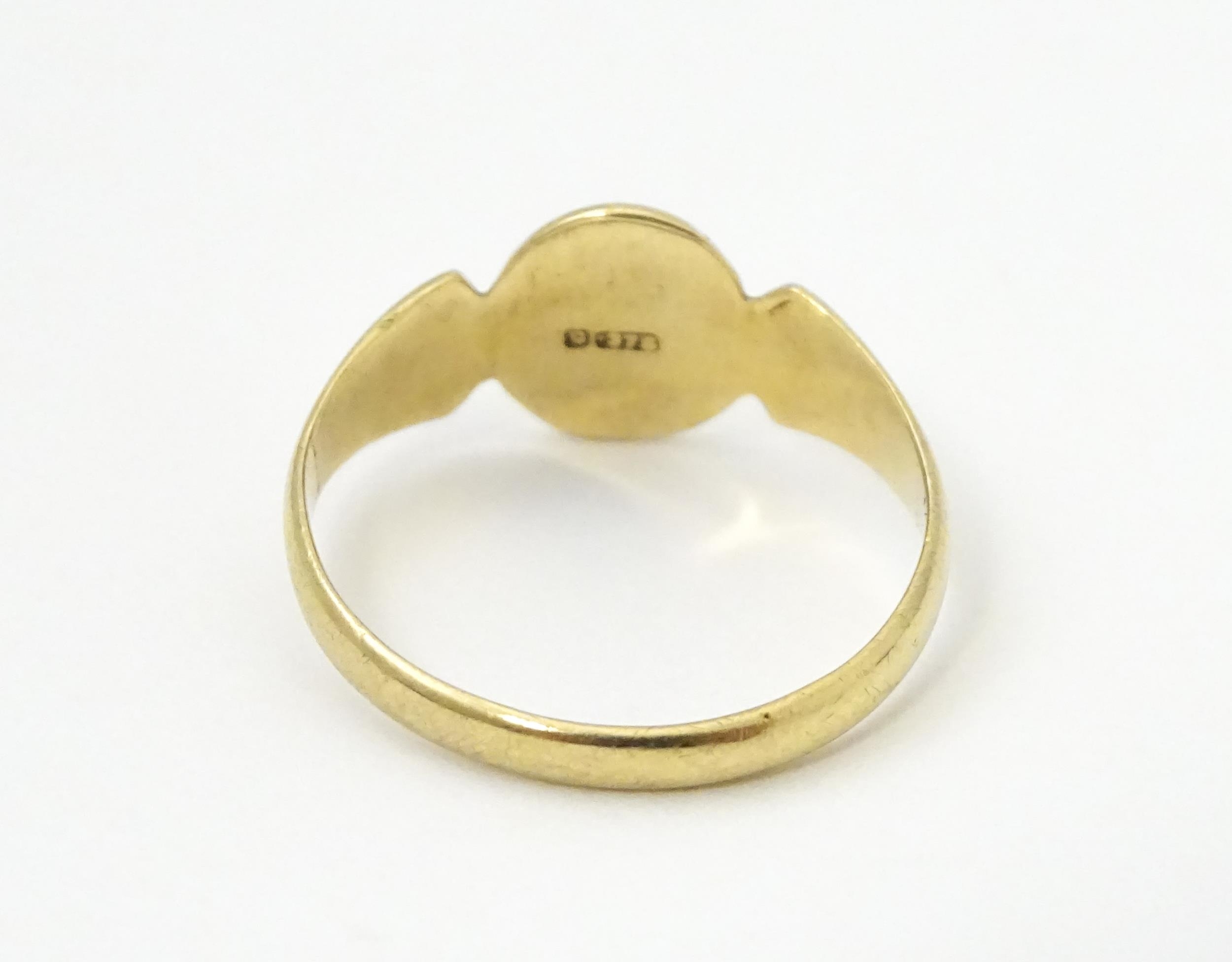 A 9ct gold ring with engraved detail to centre. Ring size approx. N Please Note - we do not make - Image 6 of 7