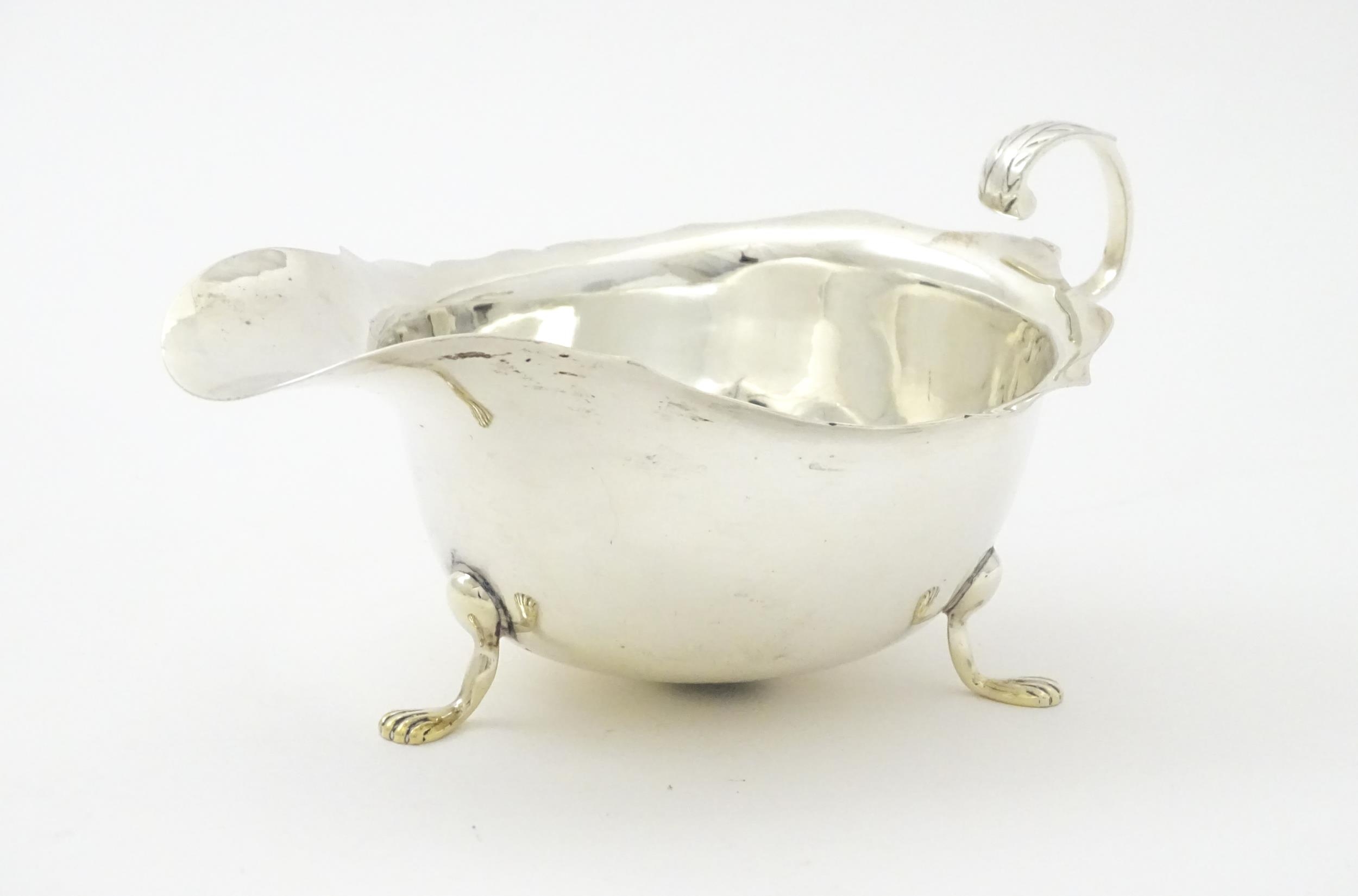 A silver sauce boat hallmarked Chester 1905, maker George Nathan & Ridley Hayes. Approx. 5 3/4" long - Image 3 of 7