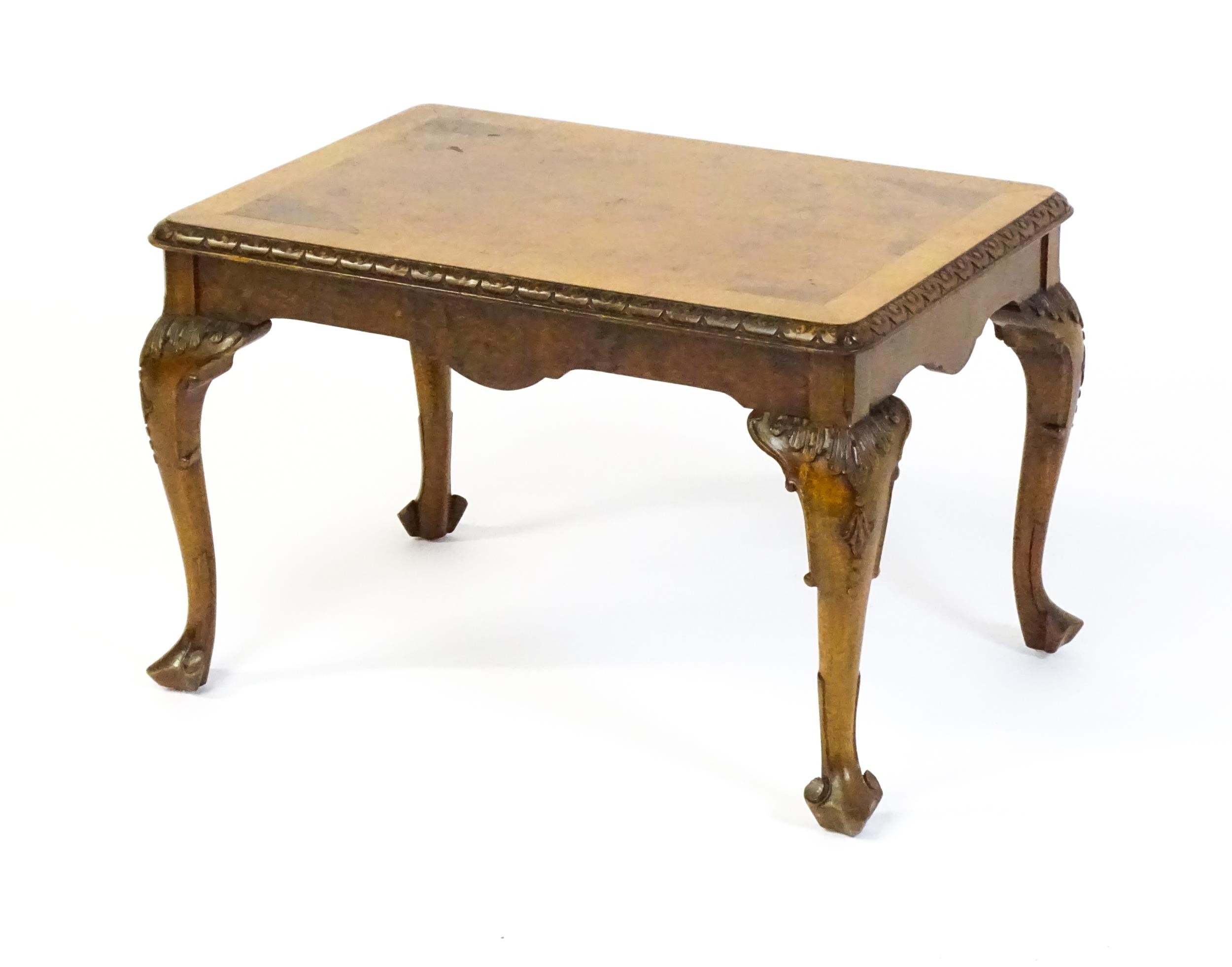 A mid / late 20thC coffee table with a burr walnut veneered top, with an egg and dart moulded edge - Bild 5 aus 8