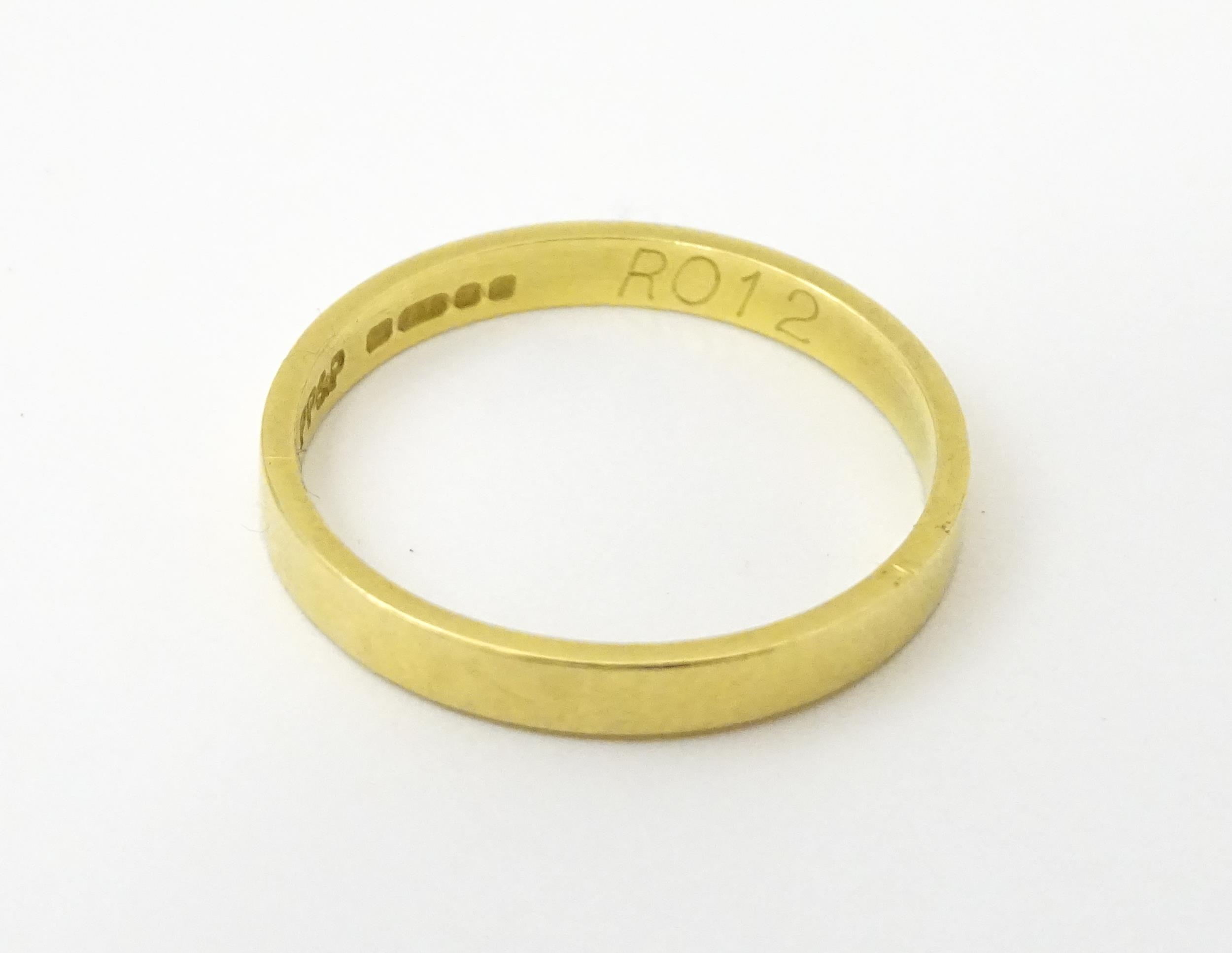 An 18ct gold ring / wedding band. Ring size approx. O Please Note - we do not make reference to - Image 7 of 9