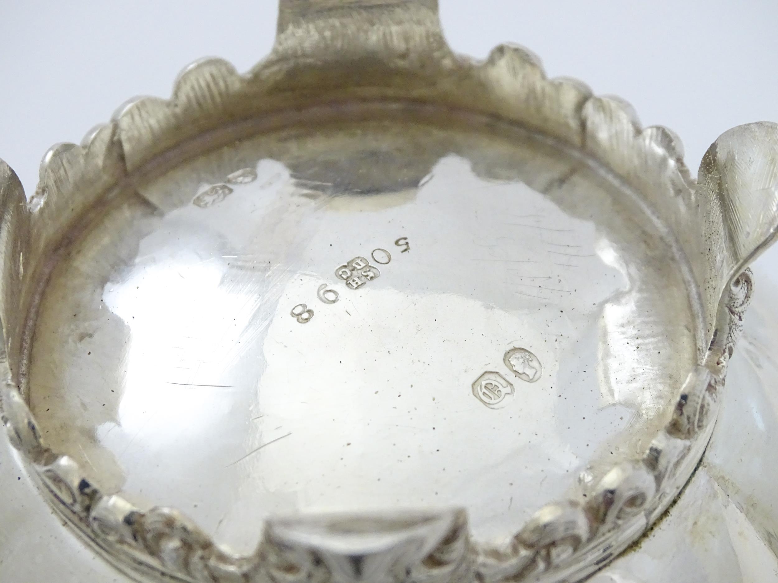 A Victorian silver jug hallmarked London 1851, maker Samuel Hayne & Dudley Cater. Approx. 6 1/4" - Image 2 of 6