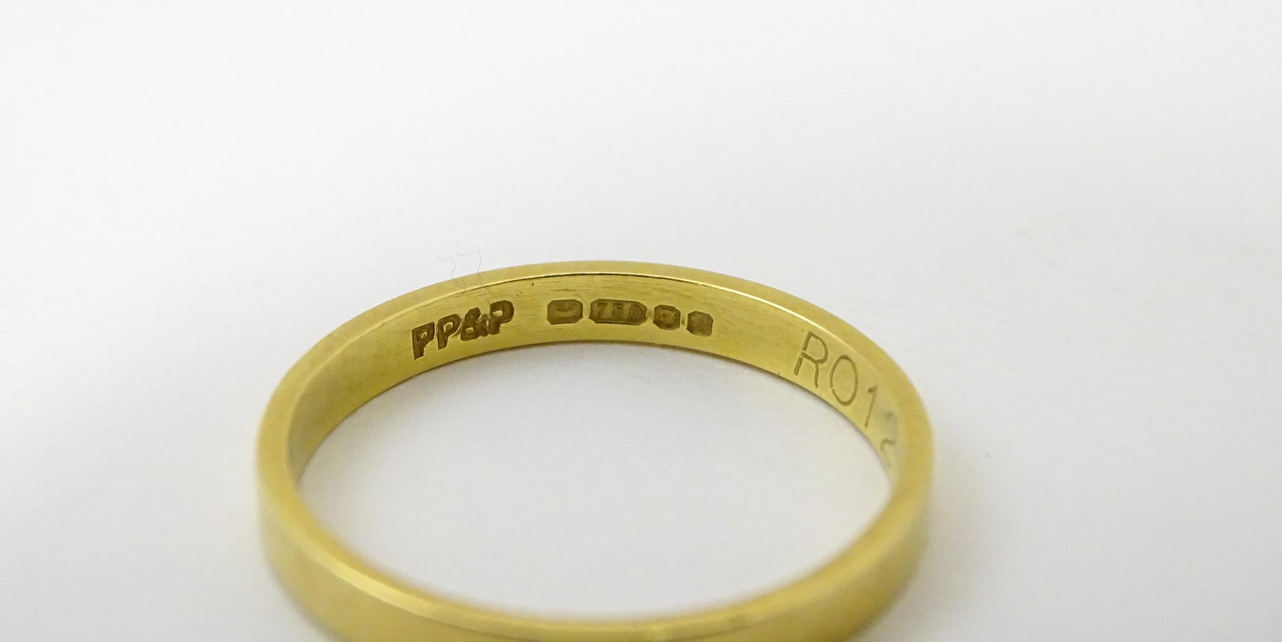 An 18ct gold ring / wedding band. Ring size approx. O Please Note - we do not make reference to - Image 4 of 9