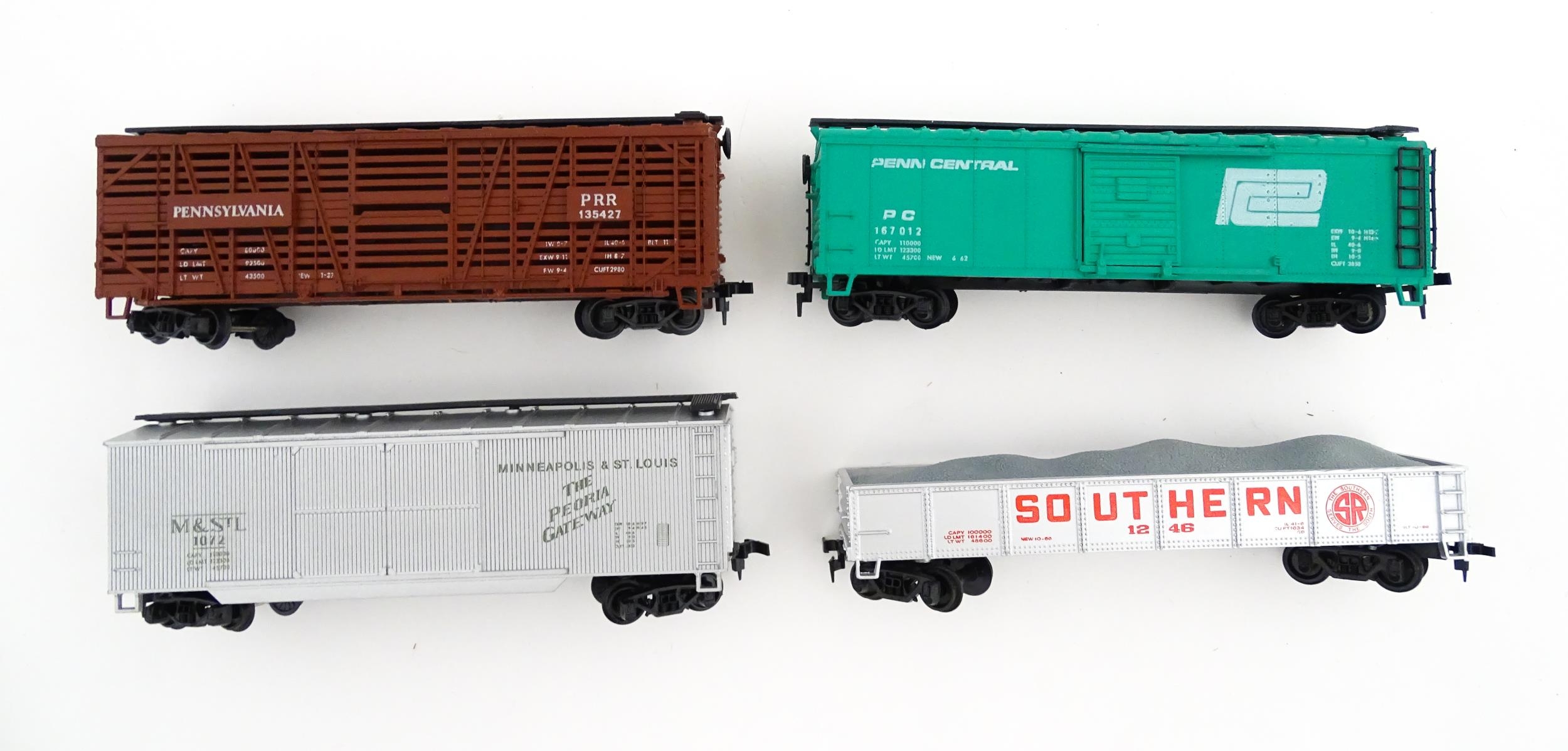 Toys - Model Train / Railway Interest : Four AHM scale model HO gauge carriages comprising Penn - Image 7 of 11