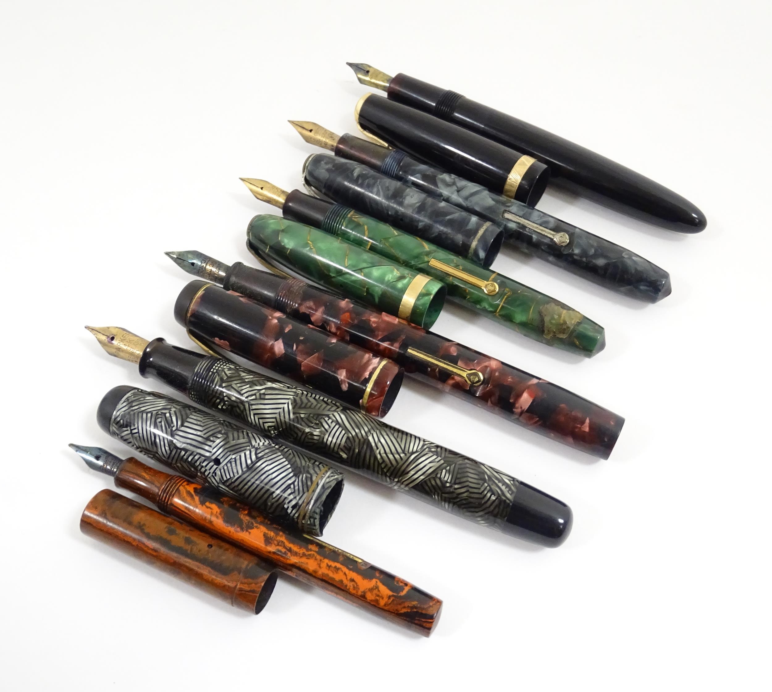 Six fountain pens with 14ct nibs, to include a Parker 'Duofold' with black finish and 14kt gold nib, - Image 6 of 22