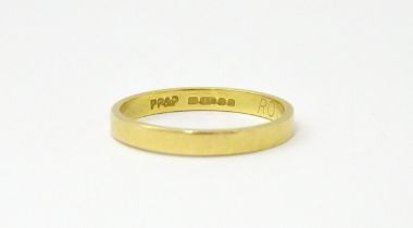 An 18ct gold ring / wedding band. Ring size approx. O Please Note - we do not make reference to
