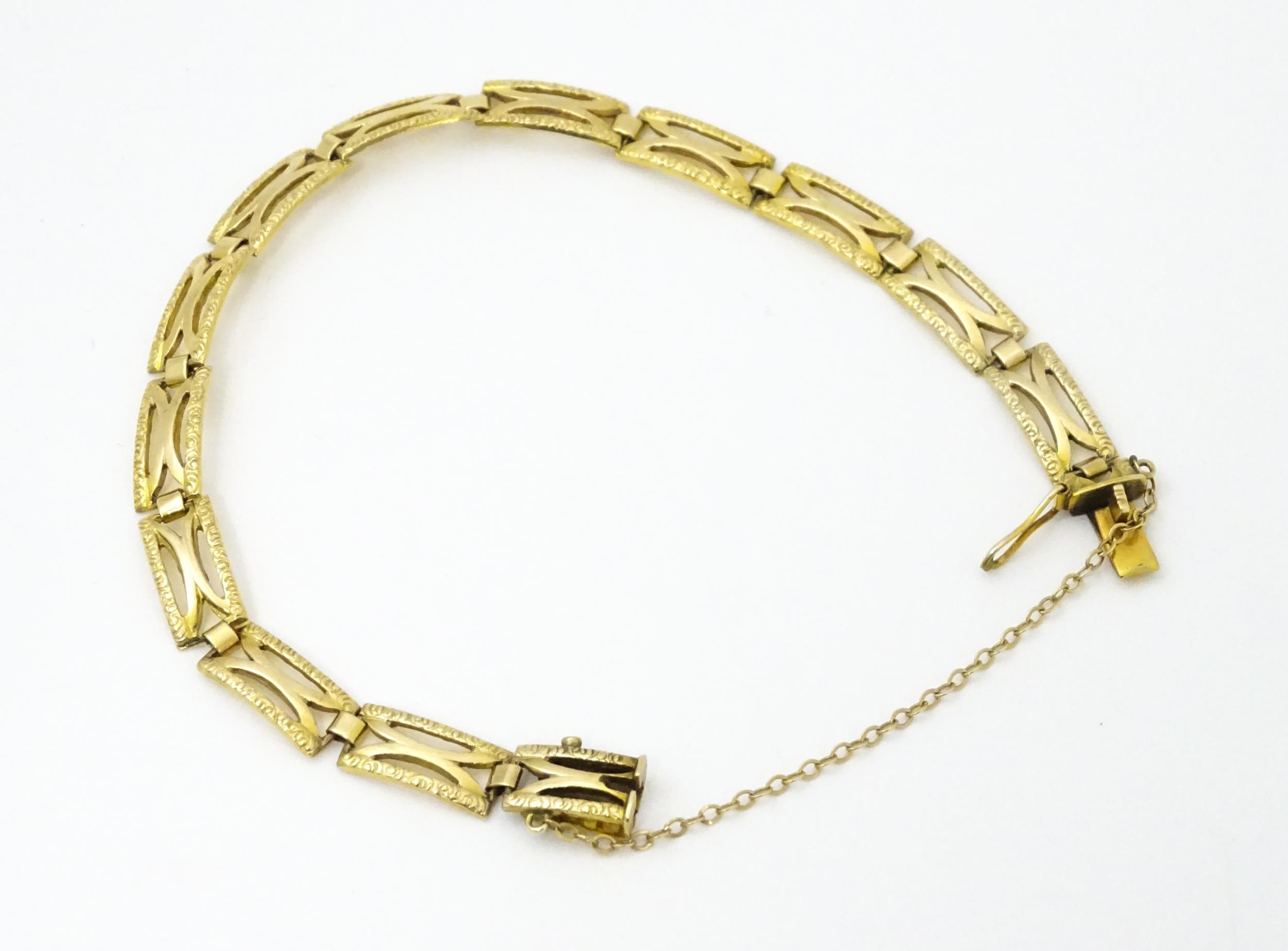 A 9ct gold bracelet with textured detail. Approx 7" long Please Note - we do not make reference to - Image 5 of 8